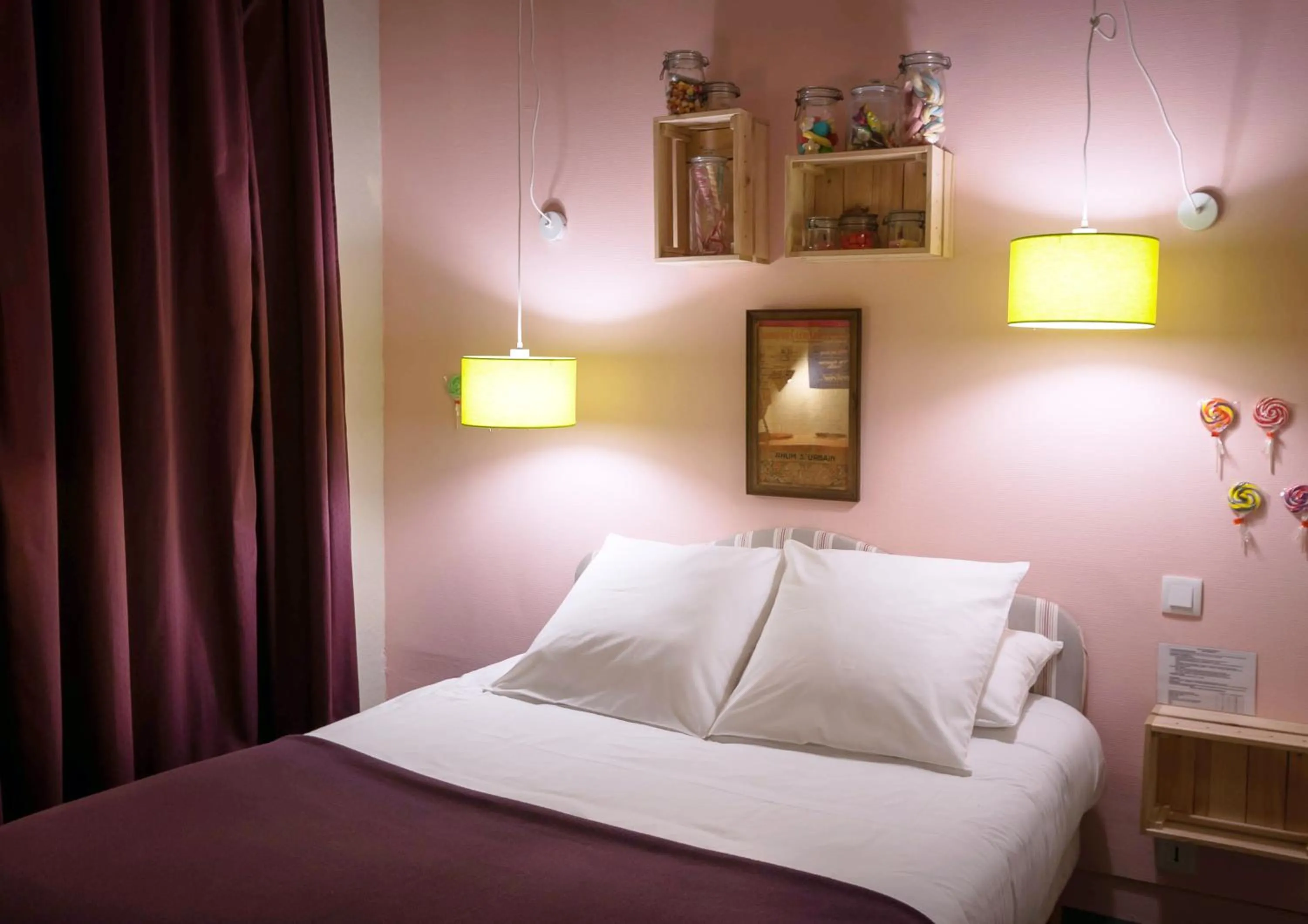 Photo of the whole room, Bed in Hotel Auberge des Remparts
