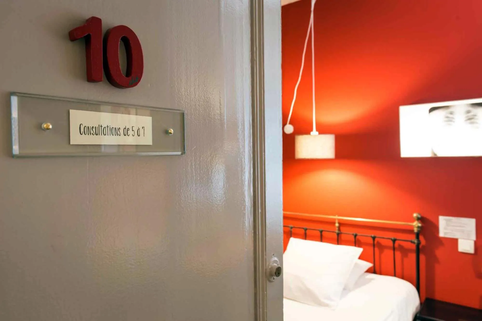 Decorative detail, Bed in Hotel Auberge des Remparts