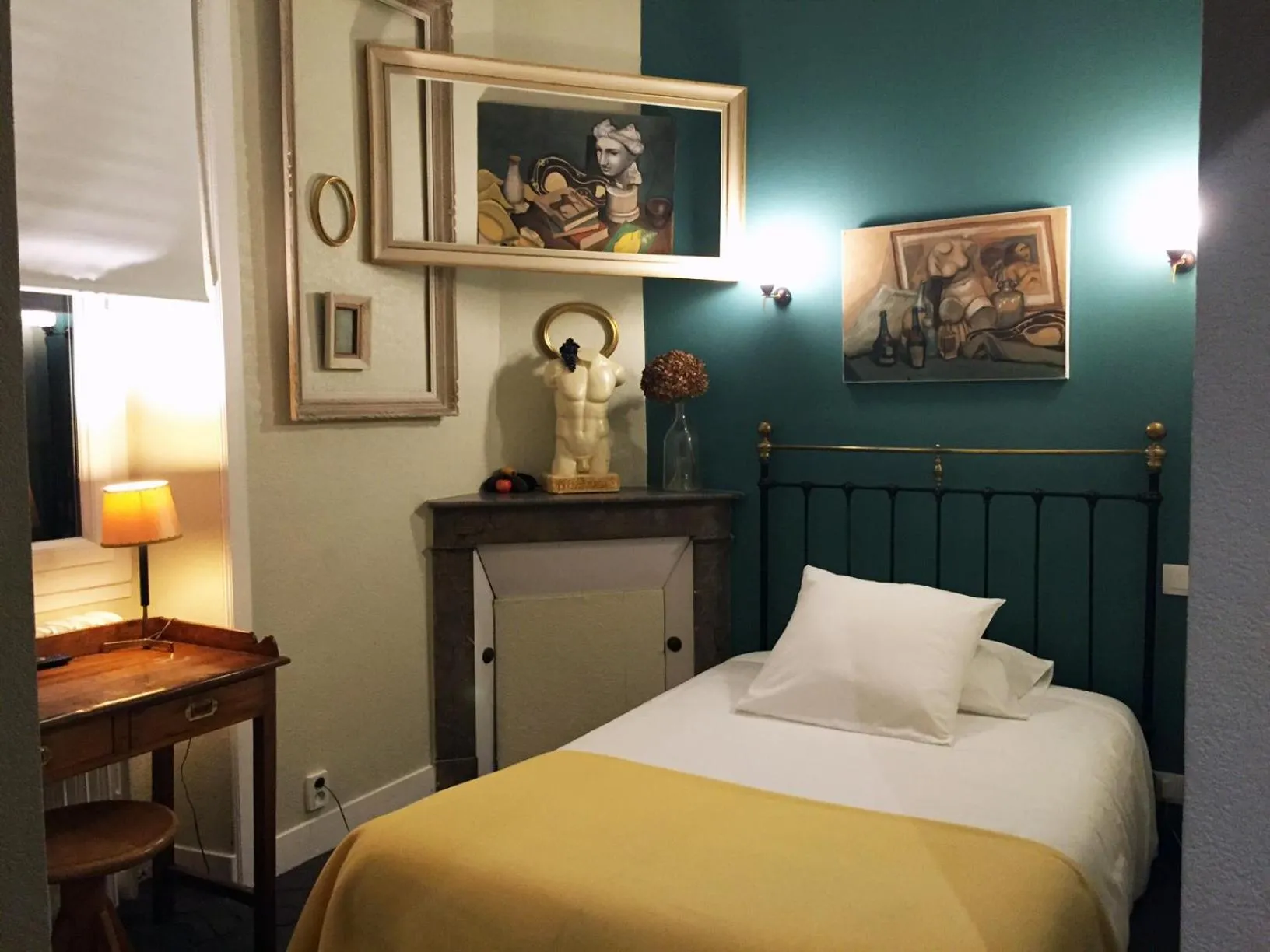 Photo of the whole room, Bed in Hotel Auberge des Remparts