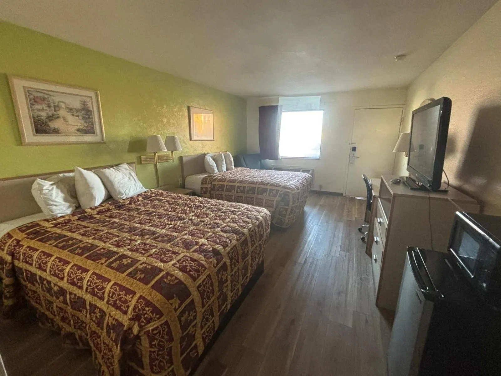 Bed in ECONOMY INN & SUITES