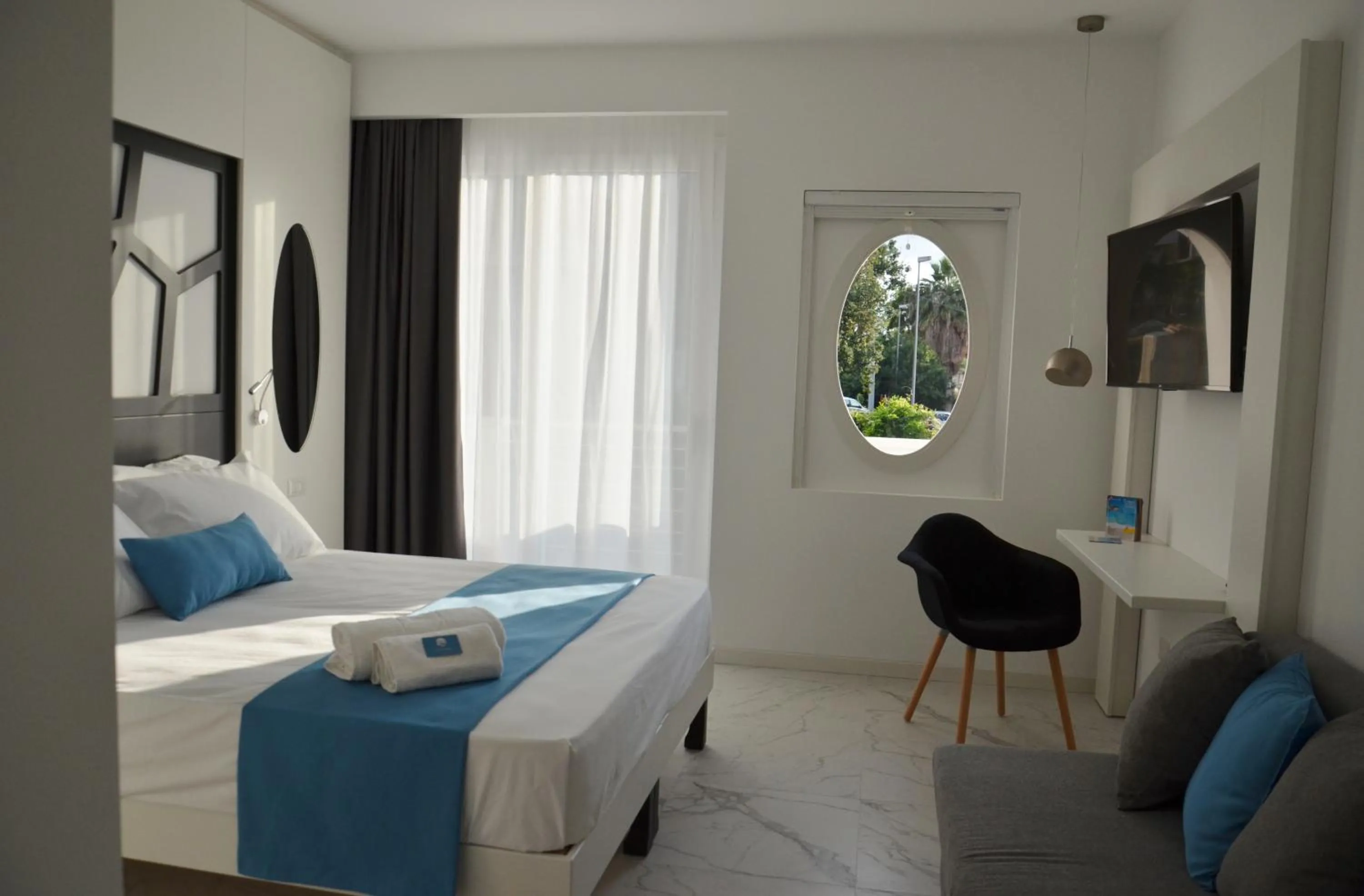 Photo of the whole room, Bed in Centurio luxury rooms