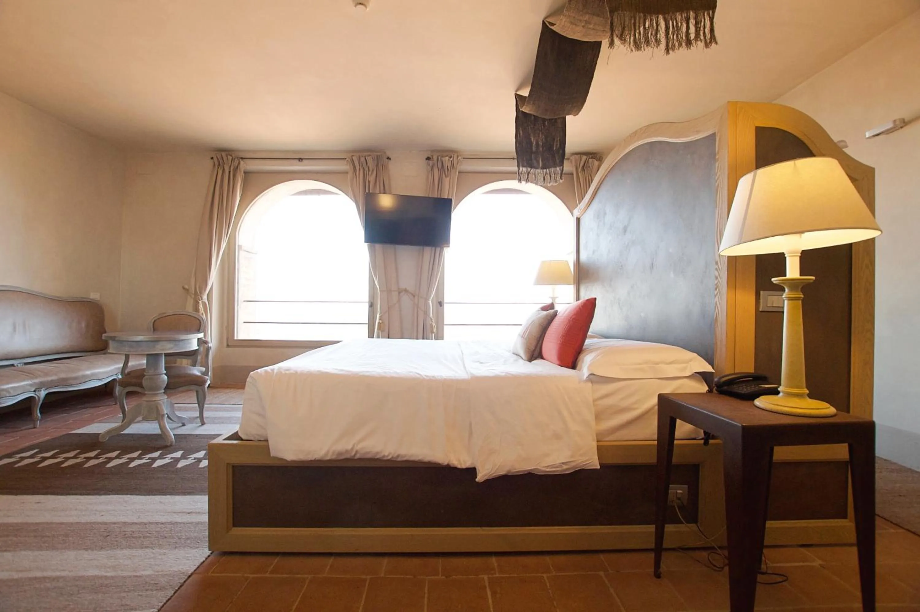 Living room, Bed in Hotel San Giovanni Resort