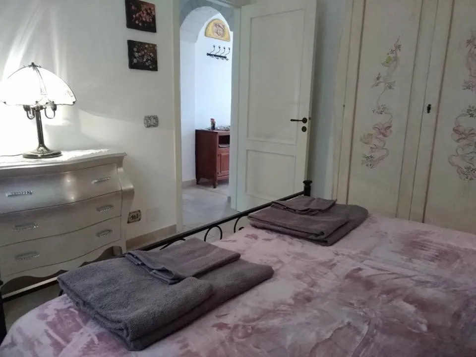 Decorative detail, Bed in Trulli Villa Gloria