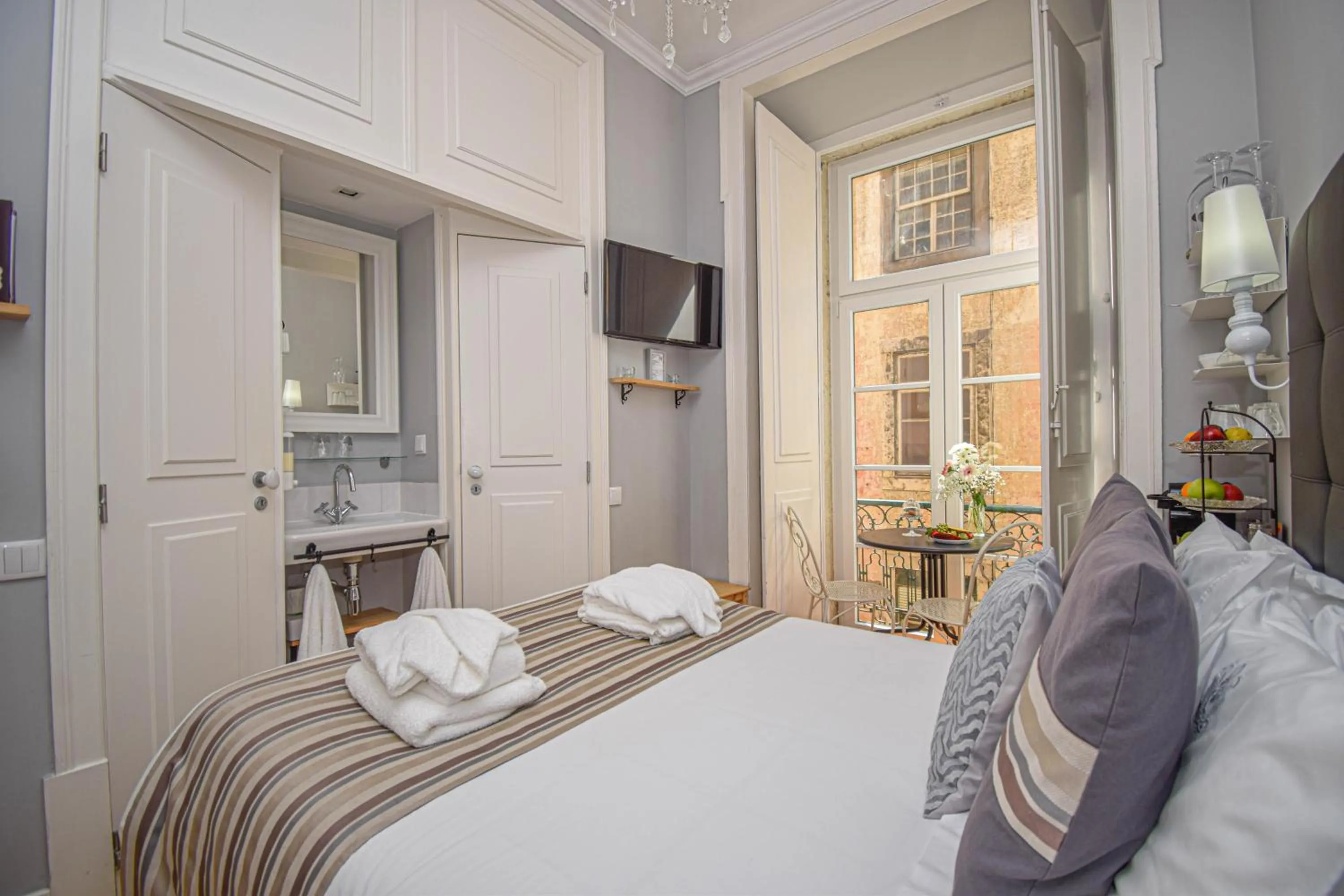 Bed in B in B Lisbon Downtown Suites