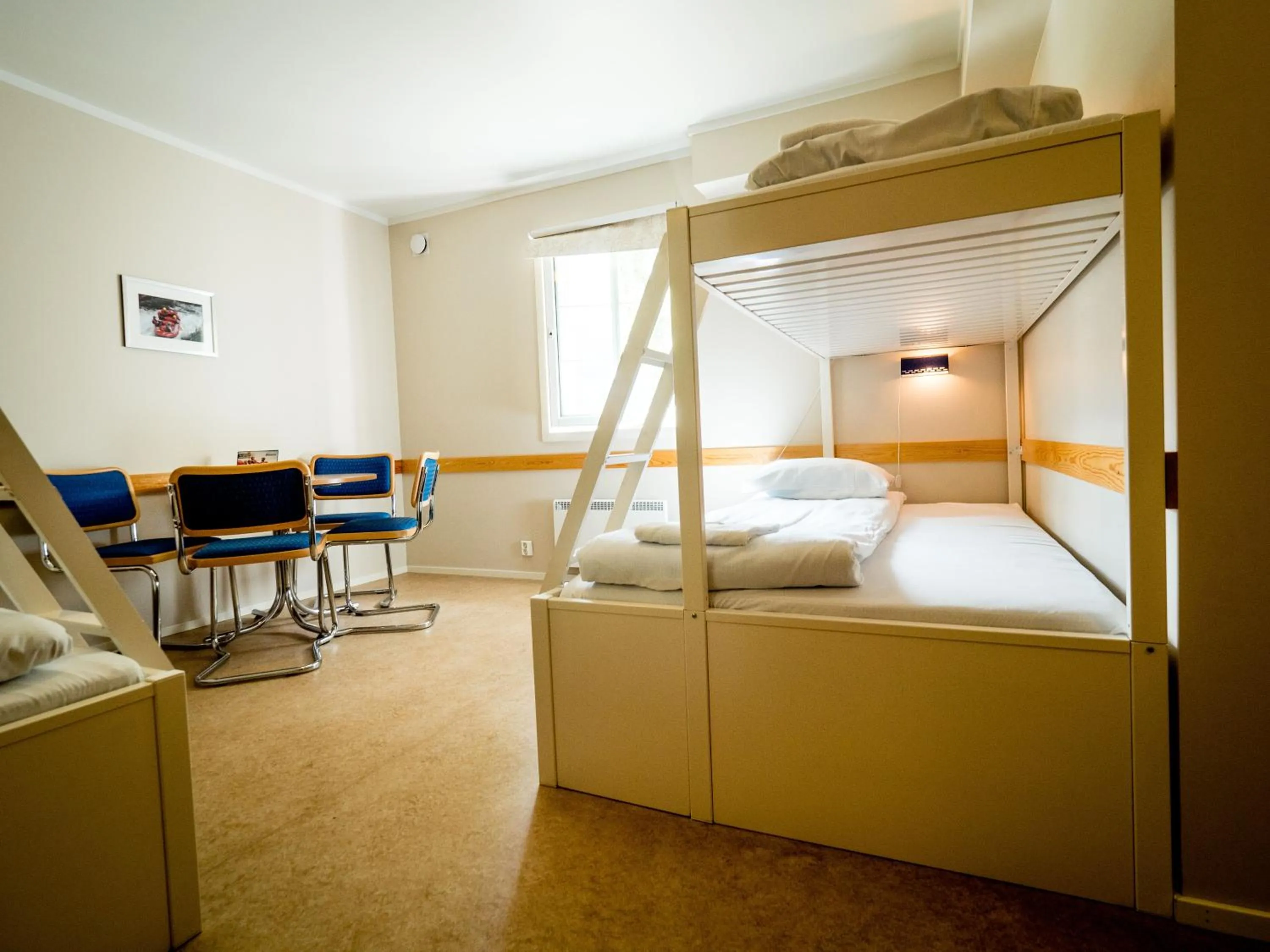 Photo of the whole room, Bed in HI Sjoa