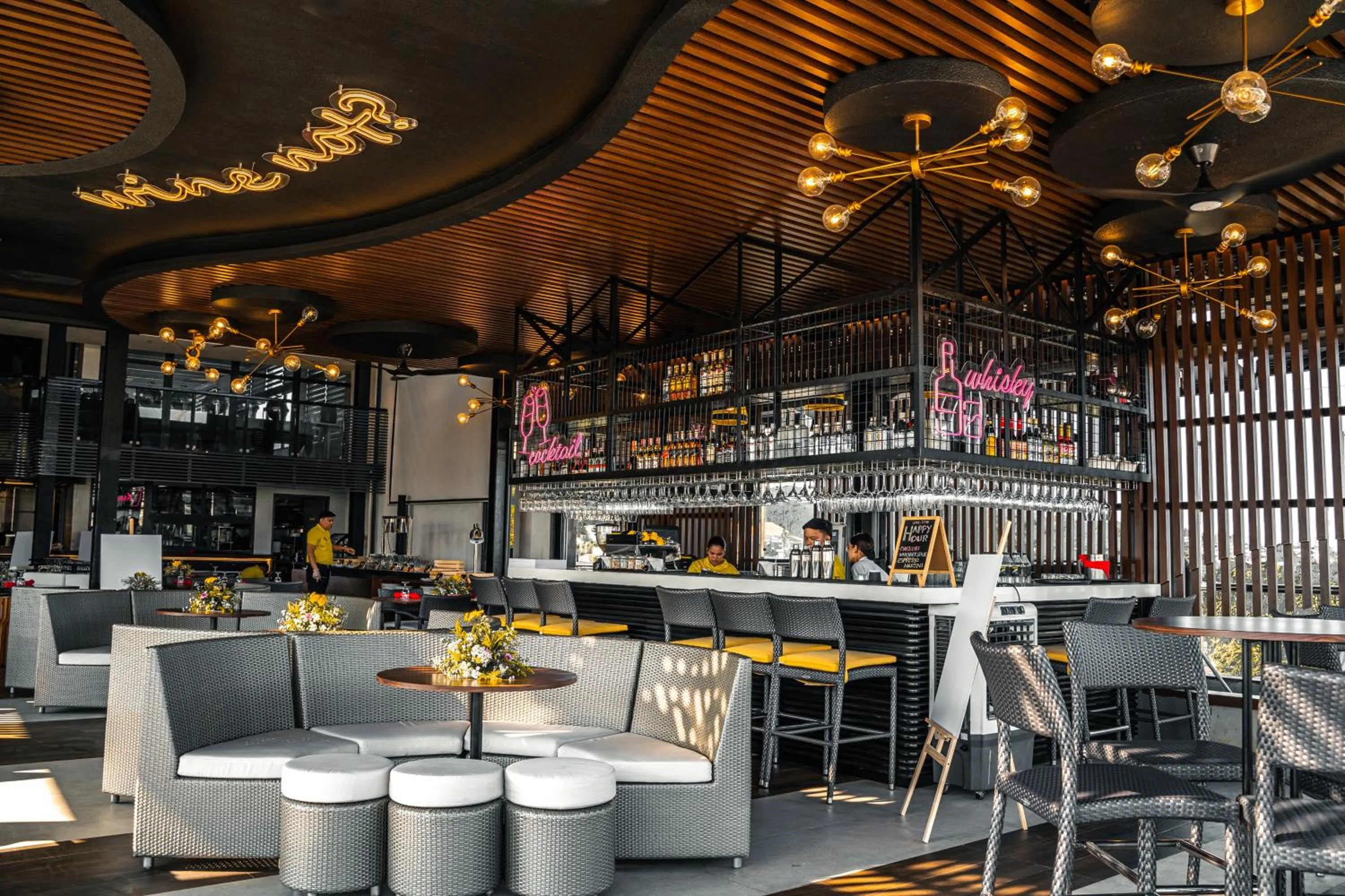 Restaurant/places to eat in Yello! Hotel