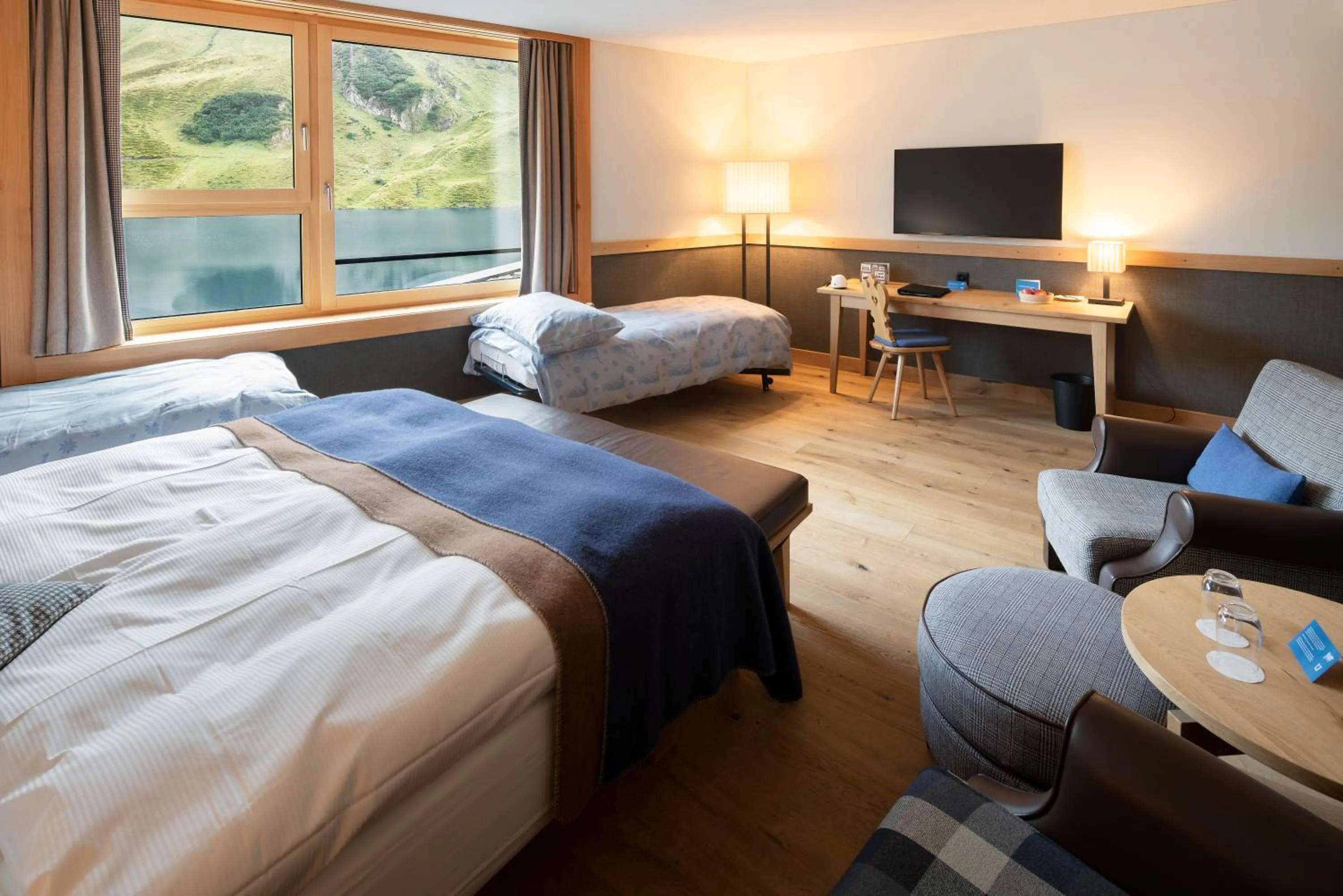 Lake view, Bed in Frutt Mountain Resort