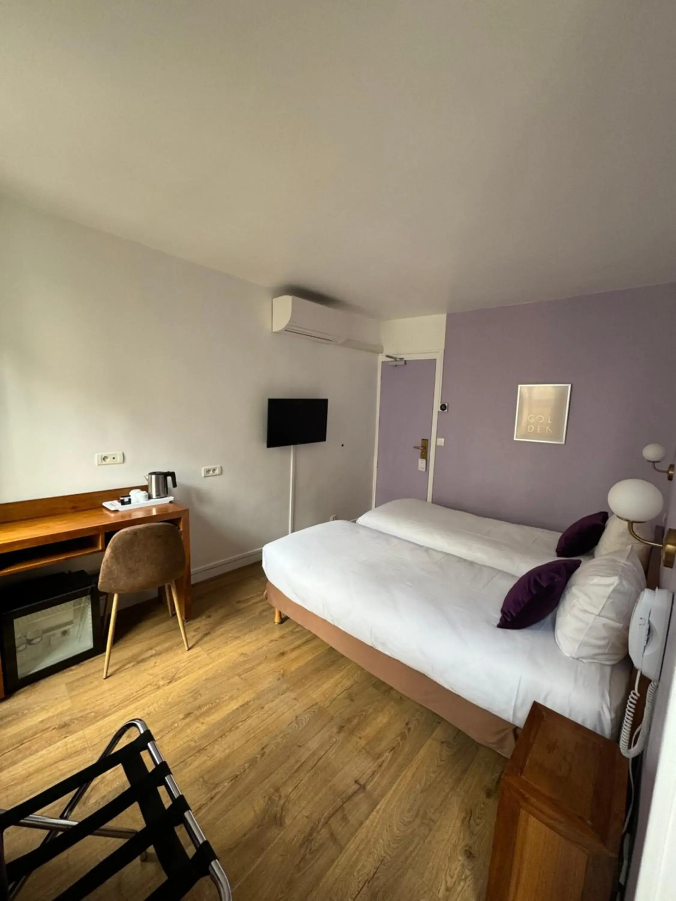 Bed in Hôtel Du Leman Bed in Hôtel Du Leman