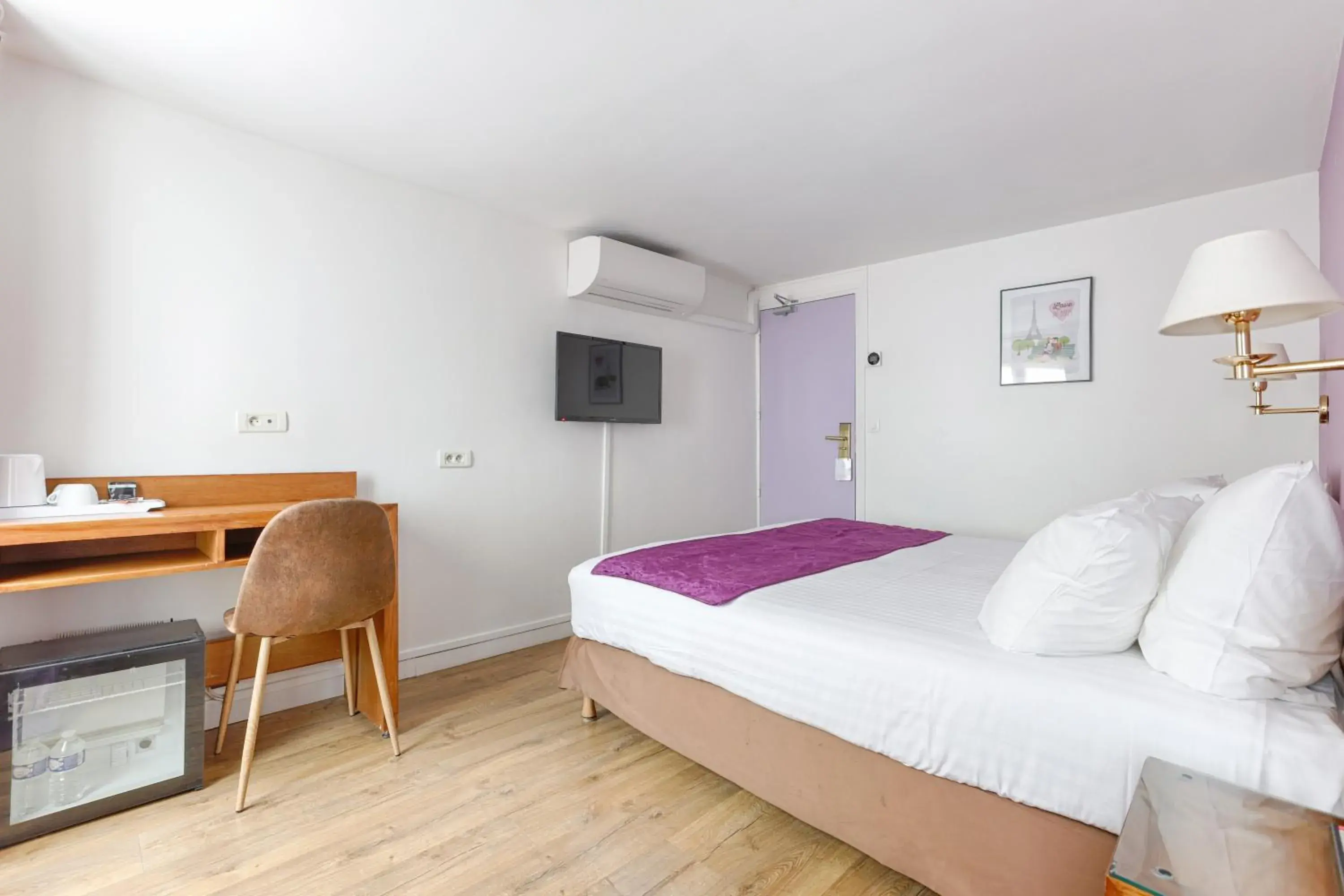 Bed in Hôtel Du Leman Bed in Hôtel Du Leman