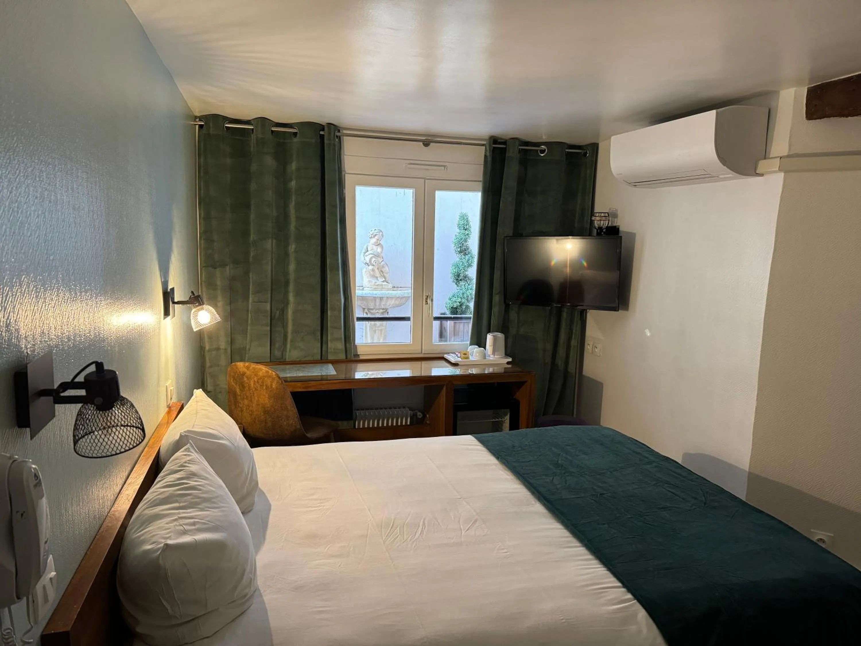 Bed in Hôtel Du Leman