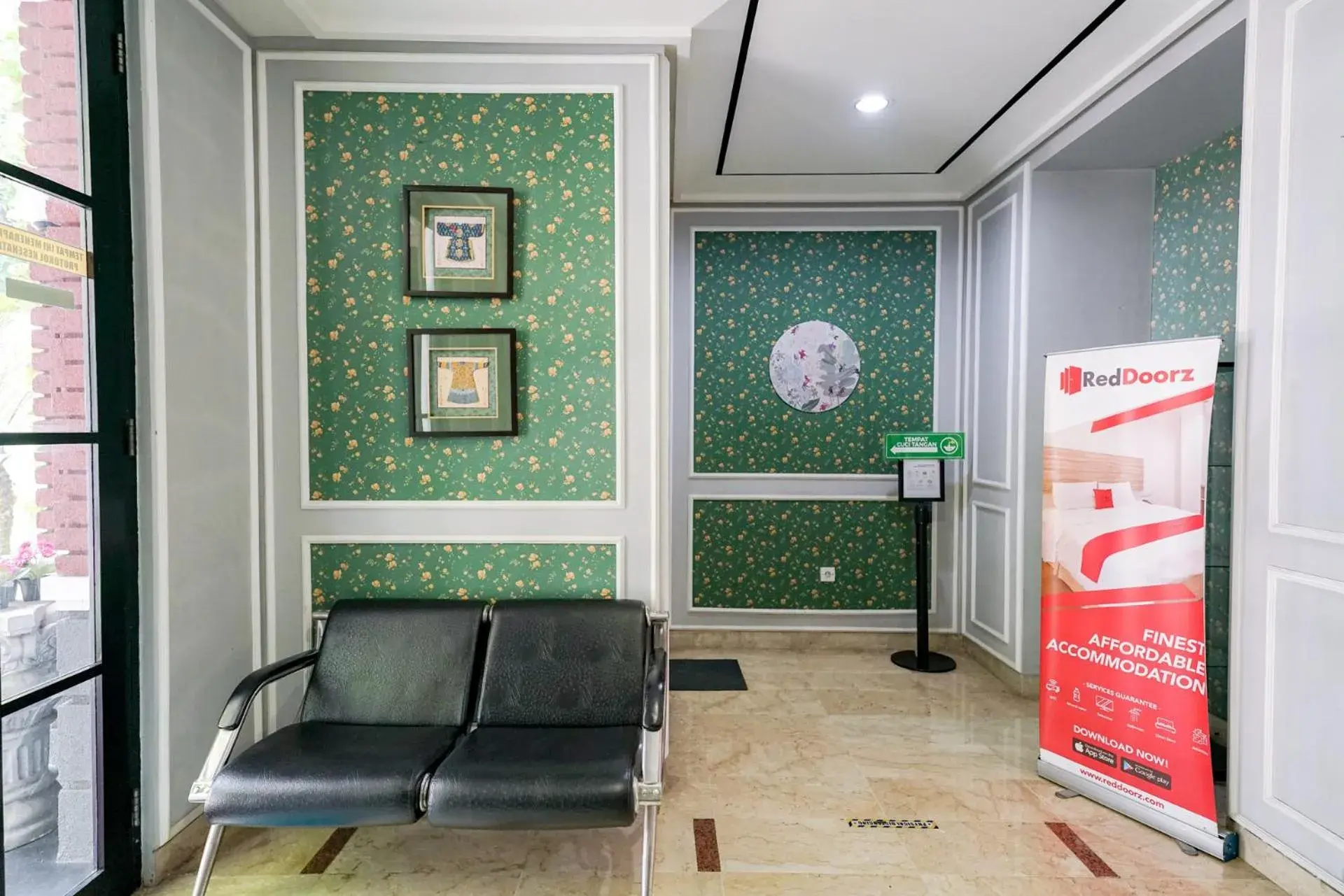 Lobby or reception in RedDoorz Premium near RS Pondok Indah Lobby or reception in RedDoorz Premium near RS Pondok Indah