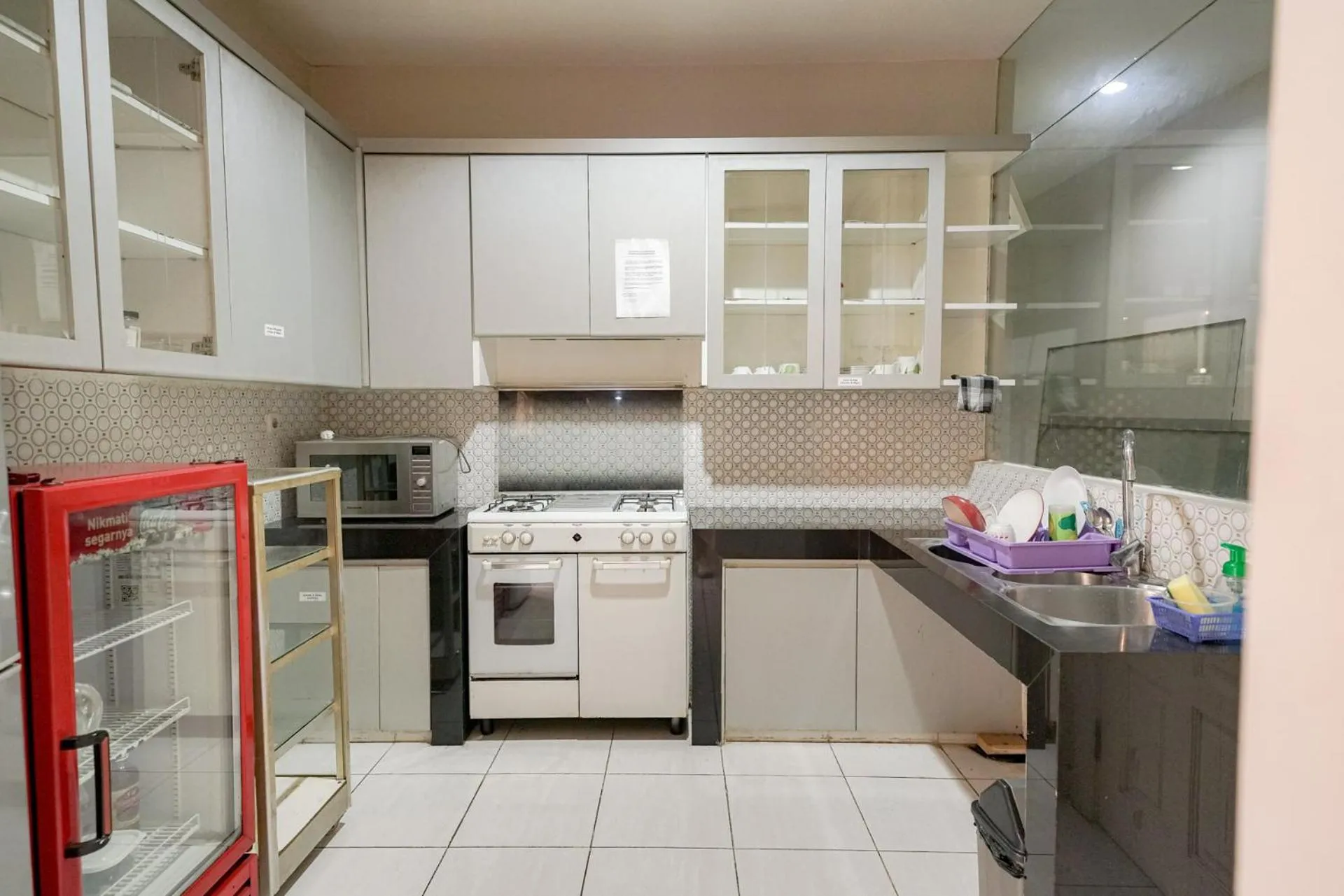 Kitchen or kitchenette in RedDoorz Premium near RS Pondok Indah