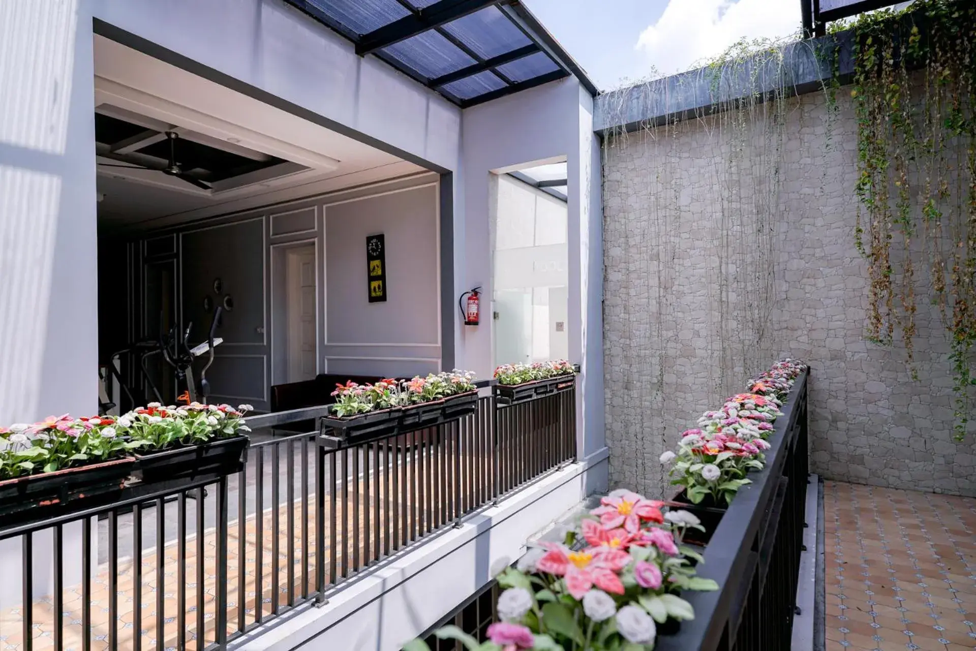 Property building in RedDoorz Premium near RS Pondok Indah Property building in RedDoorz Premium near RS Pondok Indah