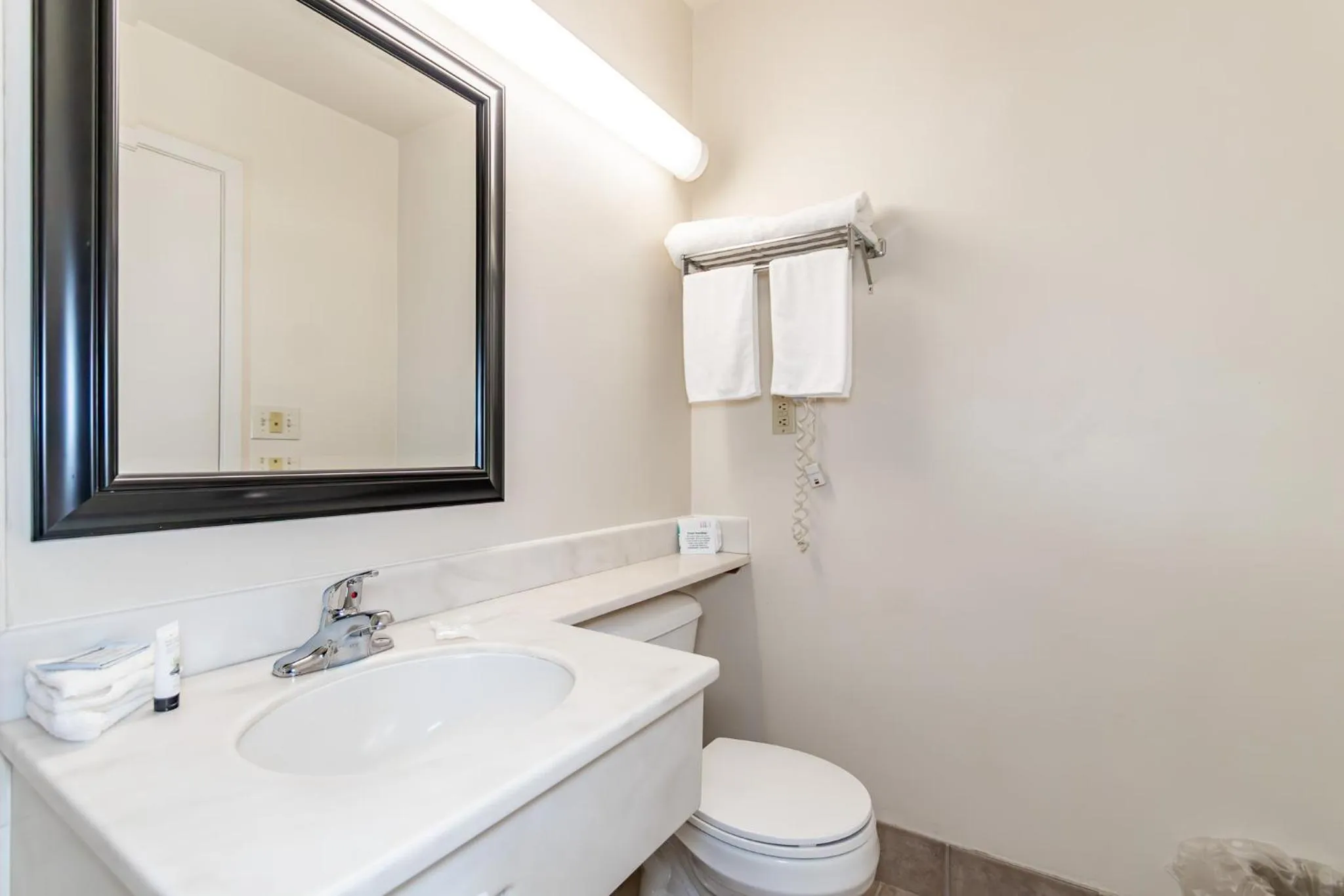 Bathroom in Americas Best Value Inn Ashtabula/Austinburg