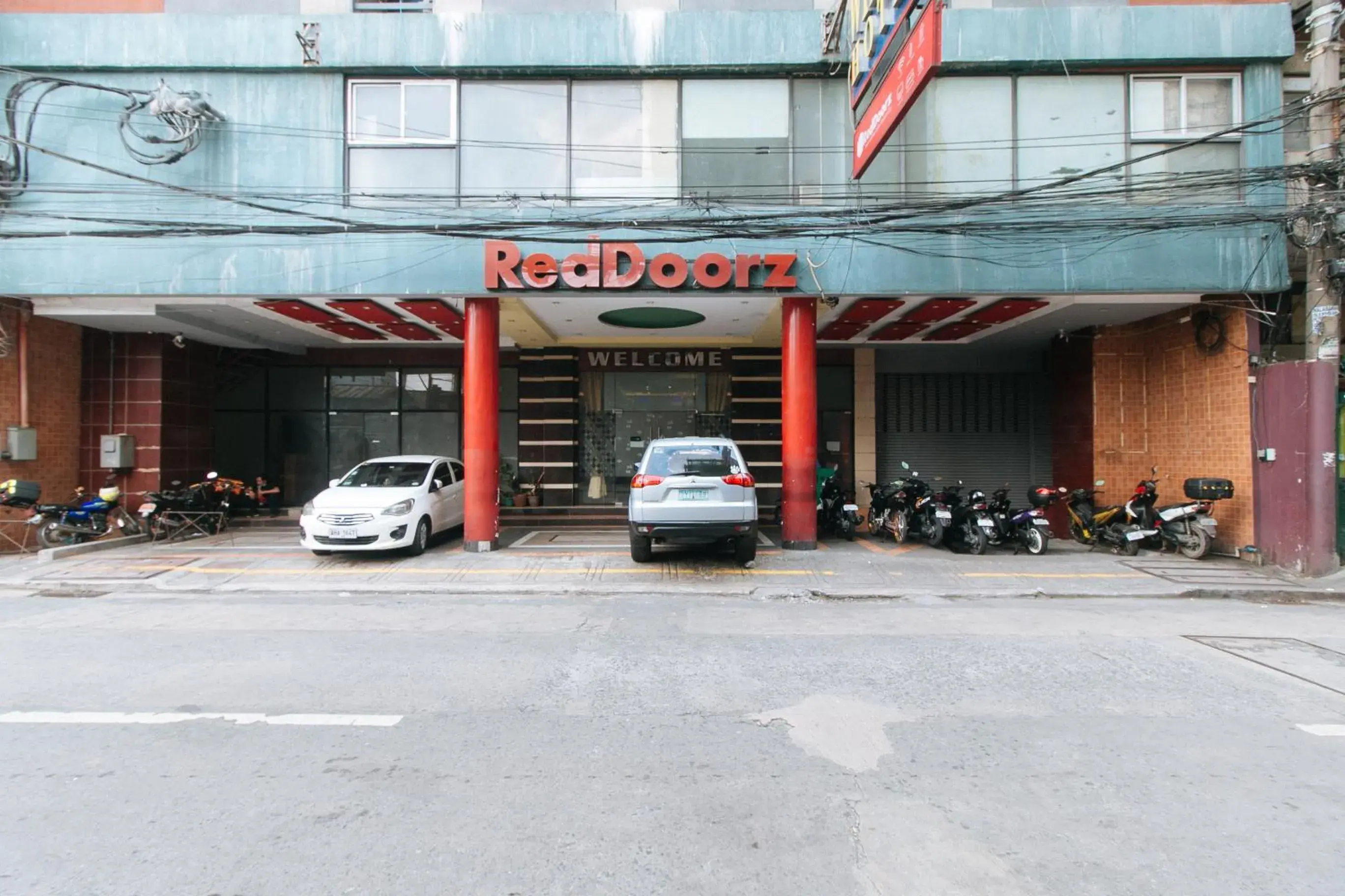 Facade/entrance in RedDoorz at Winter Hotel Araneta Facade/entrance in RedDoorz at Winter Hotel Araneta
