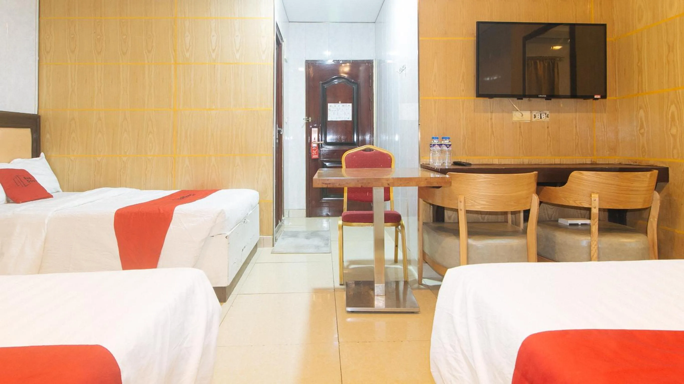 TV and multimedia, Bed in RedDoorz at Winter Hotel Araneta