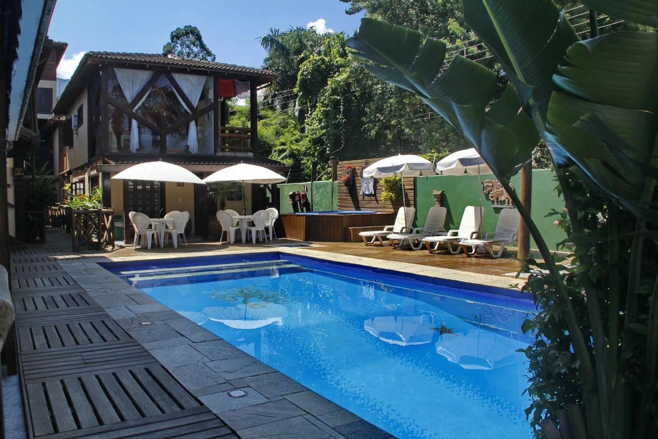 Swimming pool in Pousada Pura Vida Maresias