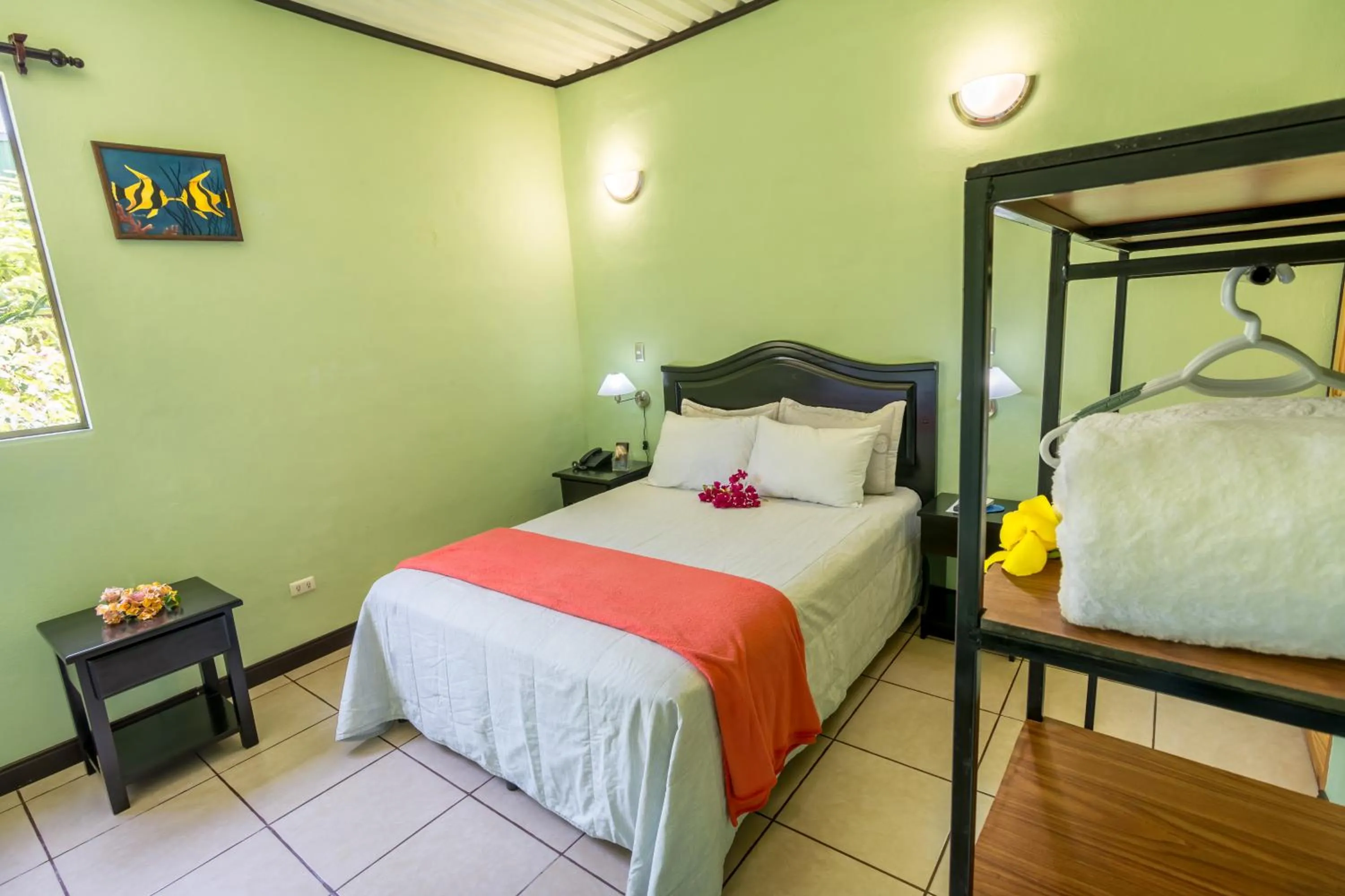 Bedroom, Bed in Kayak Lodge