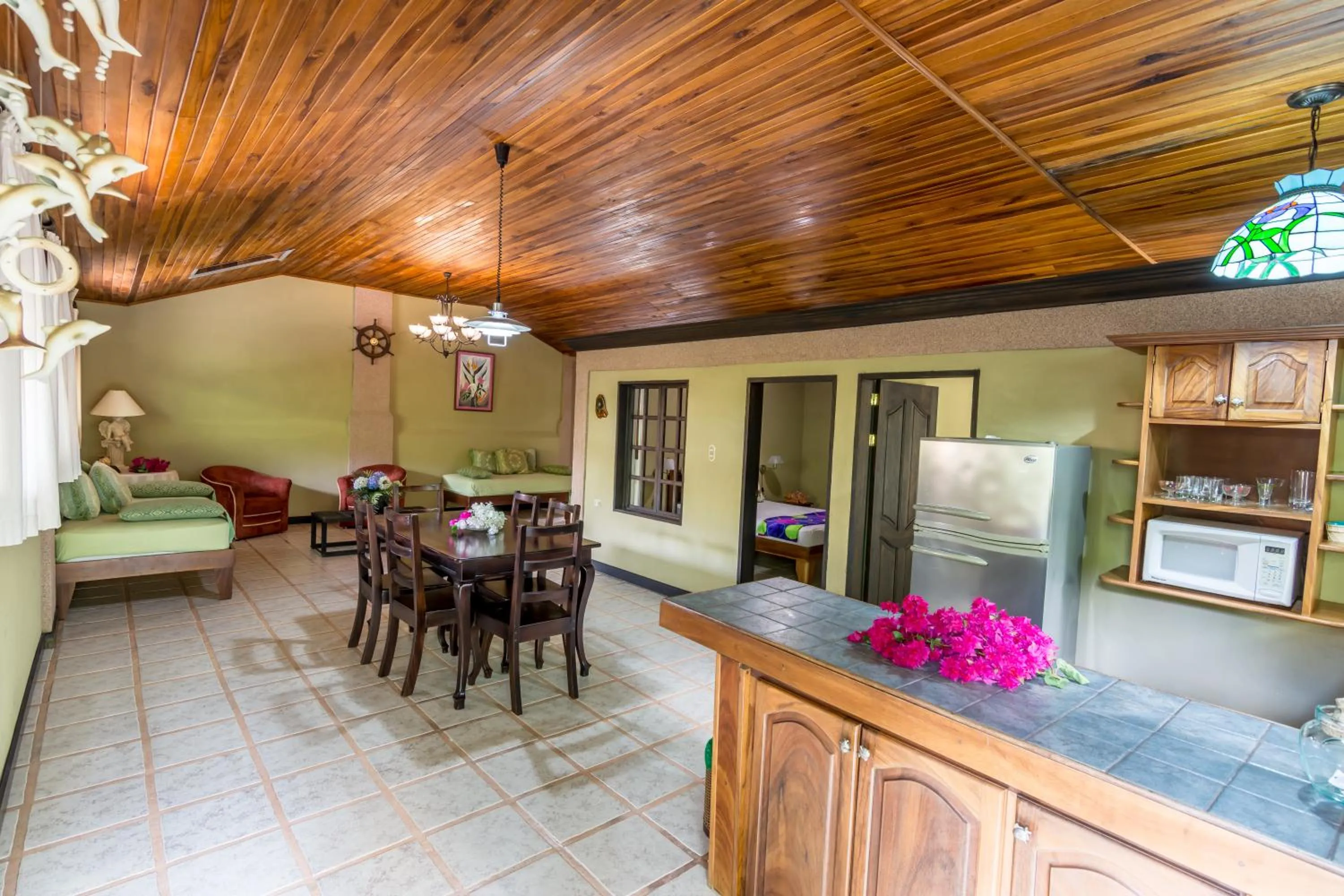 Kitchen or kitchenette in Kayak Lodge