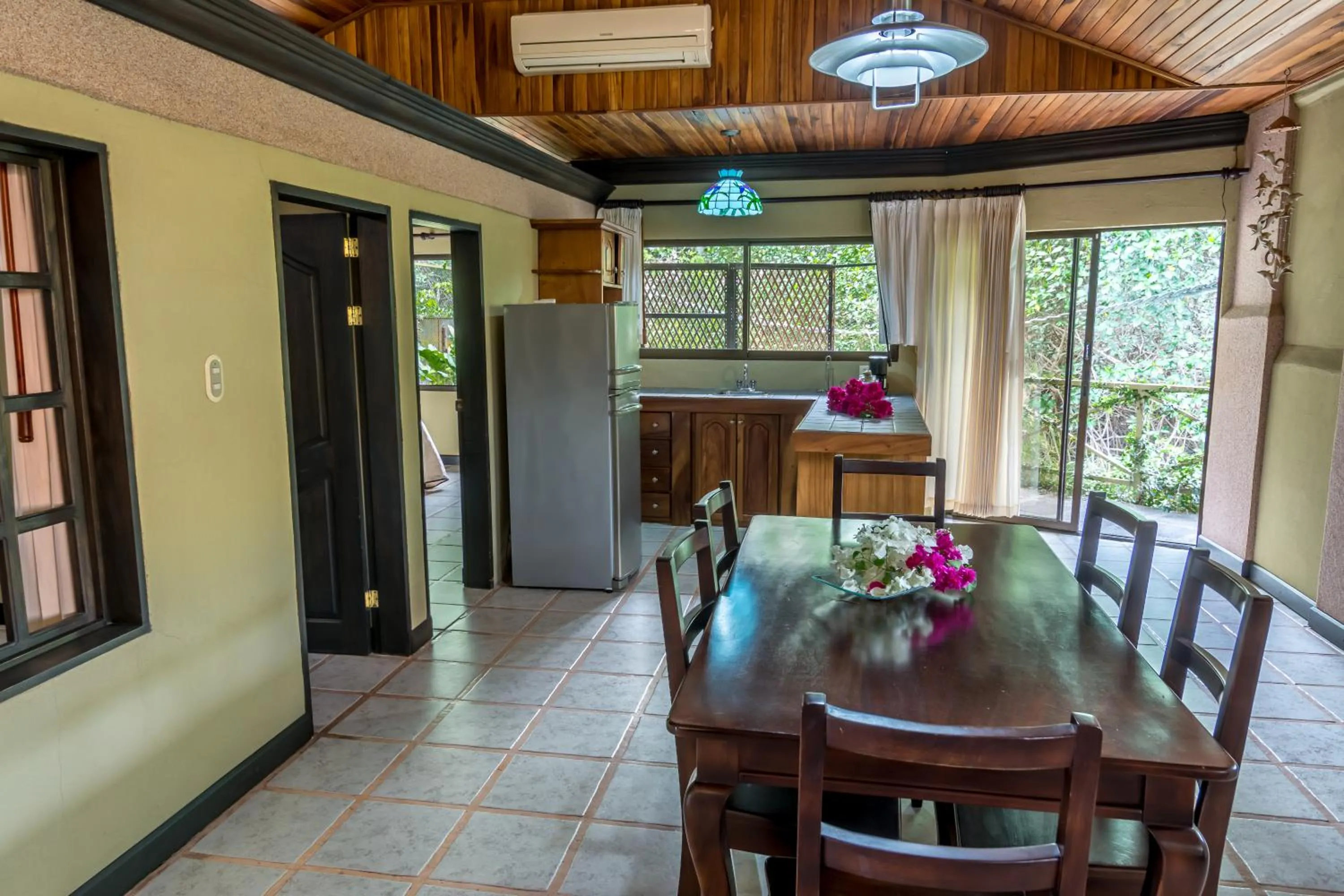 Kitchen or kitchenette in Kayak Lodge