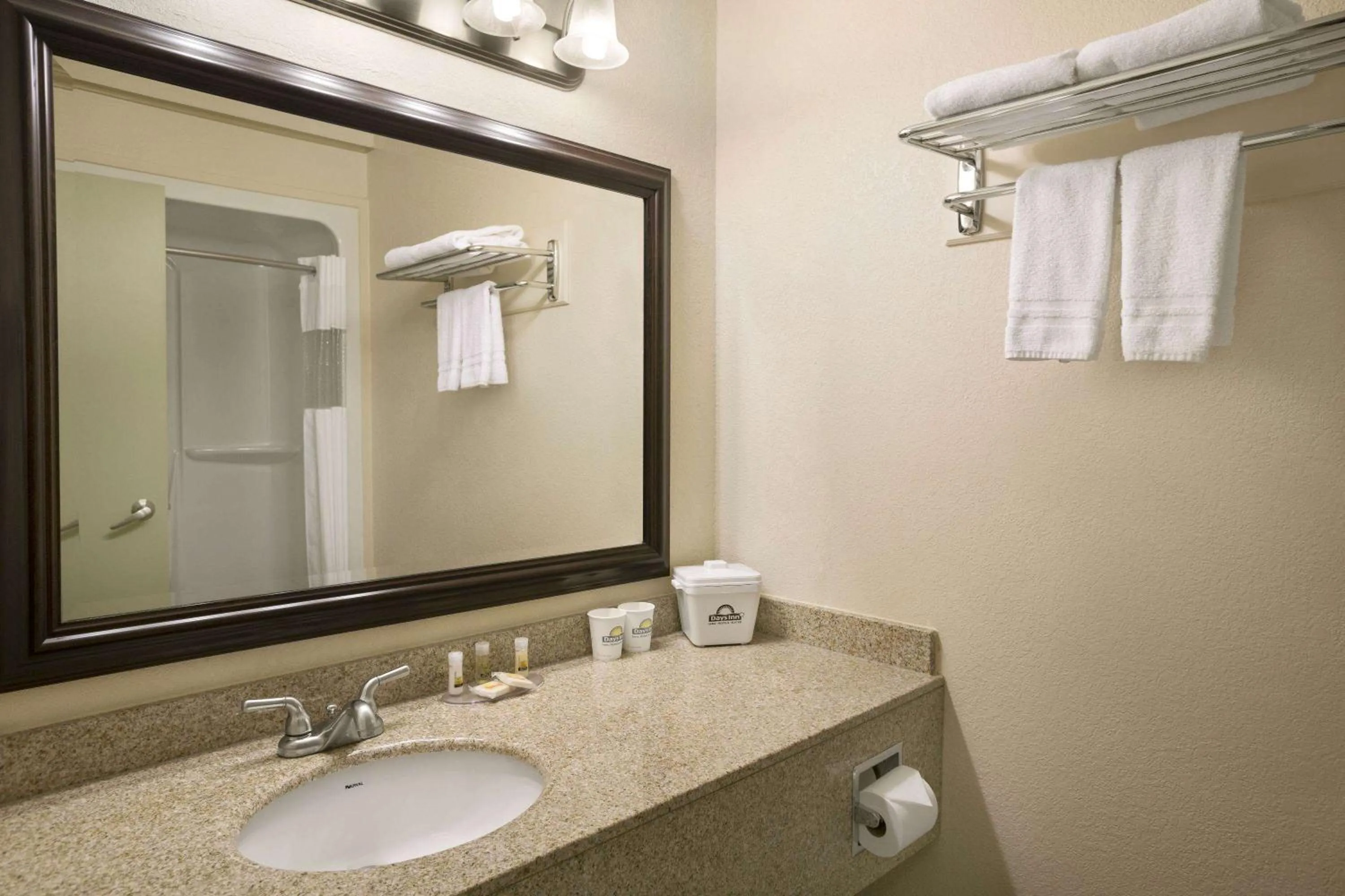 TV and multimedia in Days Inn by Wyndham High Level