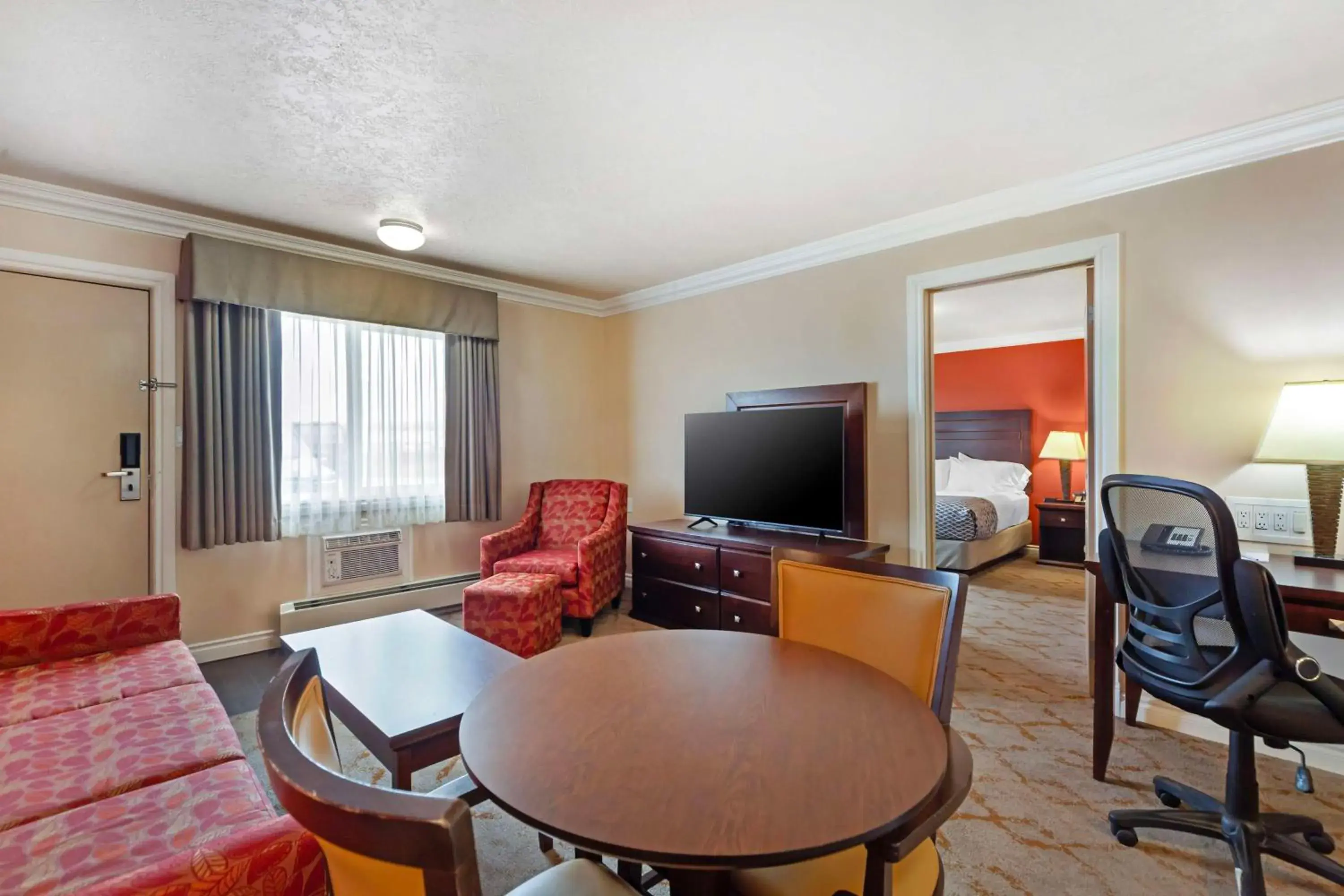 Bedroom in Best Western PLUS Mirage Hotel and Resort Bedroom in Best Western PLUS Mirage Hotel and Resort