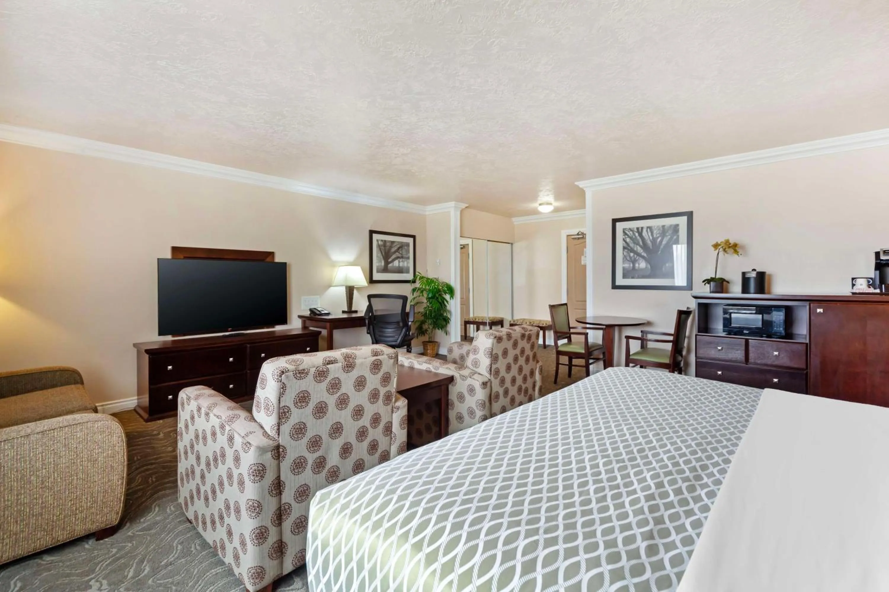 Bedroom in Best Western PLUS Mirage Hotel and Resort