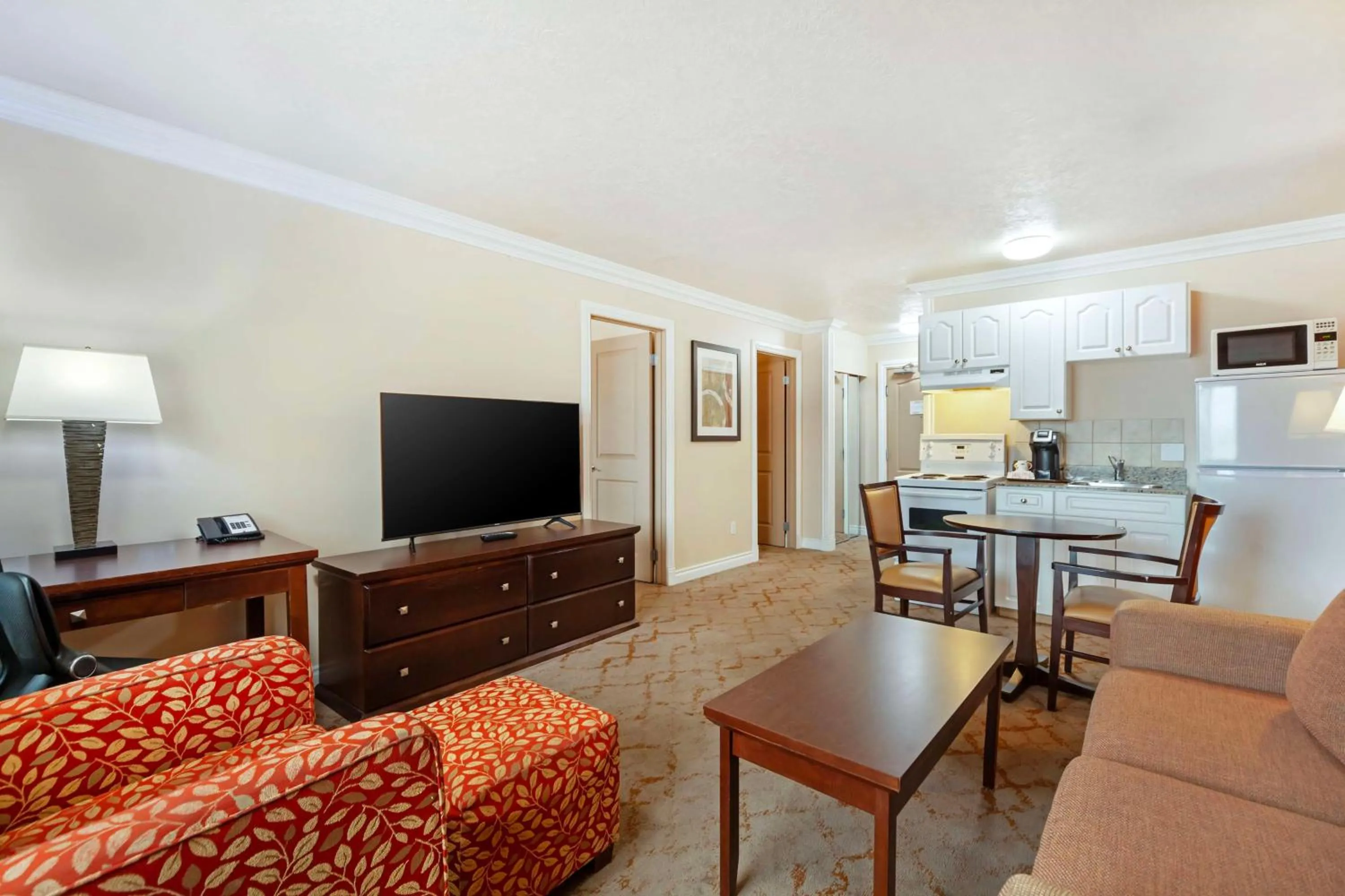 Bedroom in Best Western PLUS Mirage Hotel and Resort