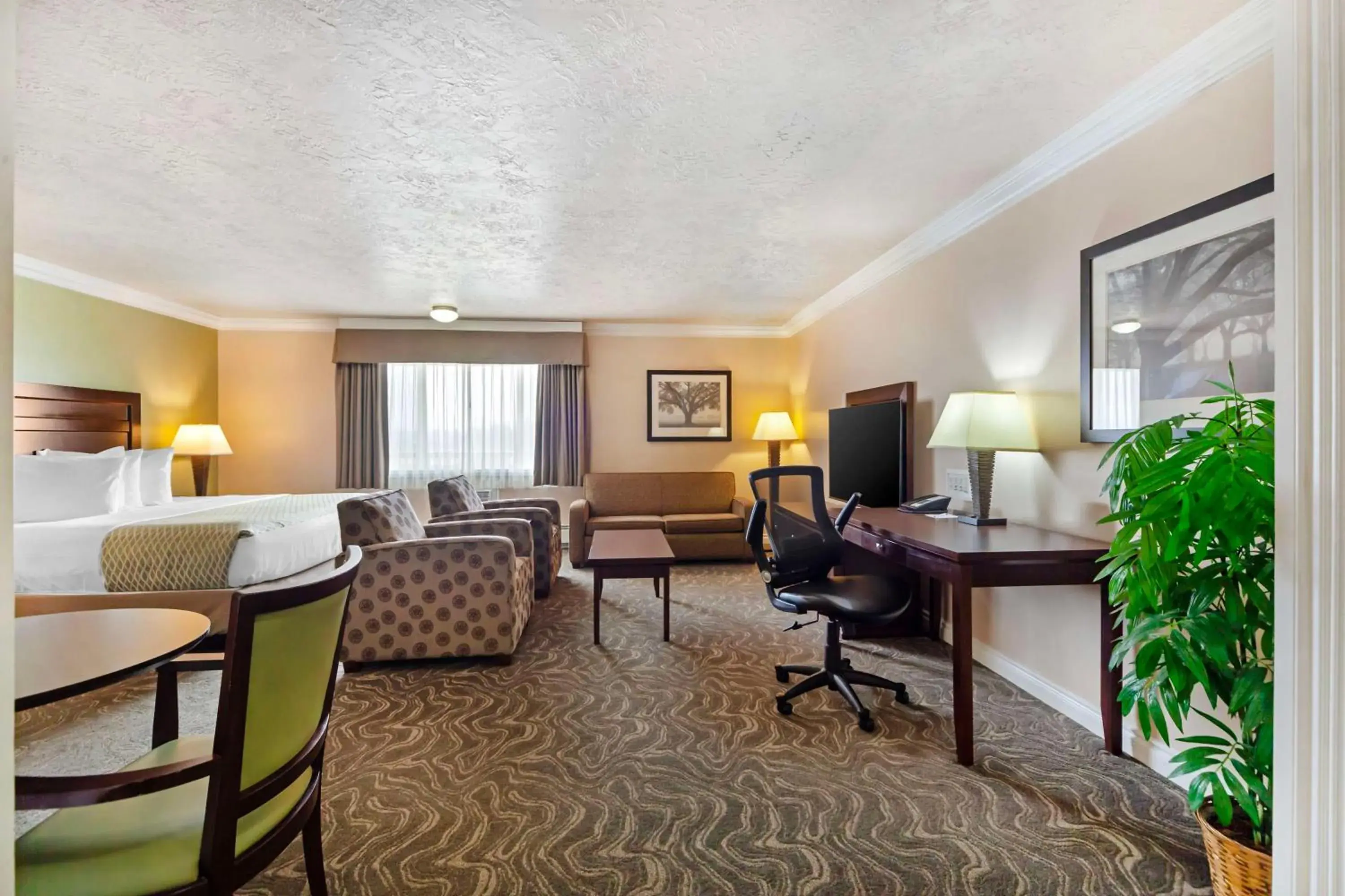 Bedroom in Best Western PLUS Mirage Hotel and Resort Bedroom in Best Western PLUS Mirage Hotel and Resort