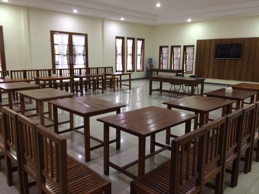 Restaurant/places to eat in Grand Cepu Hotel