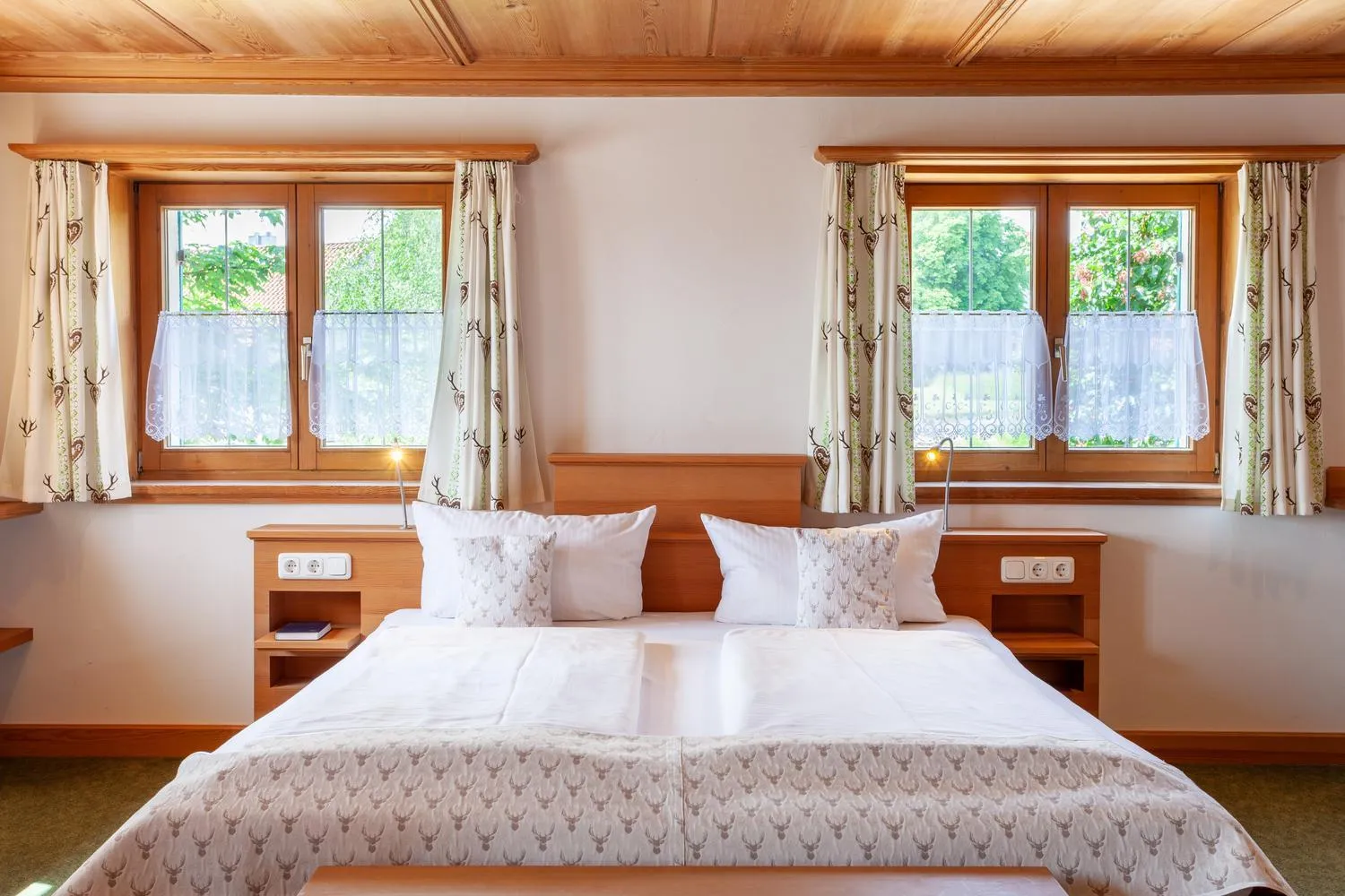 Bed in lustiger Hirsch