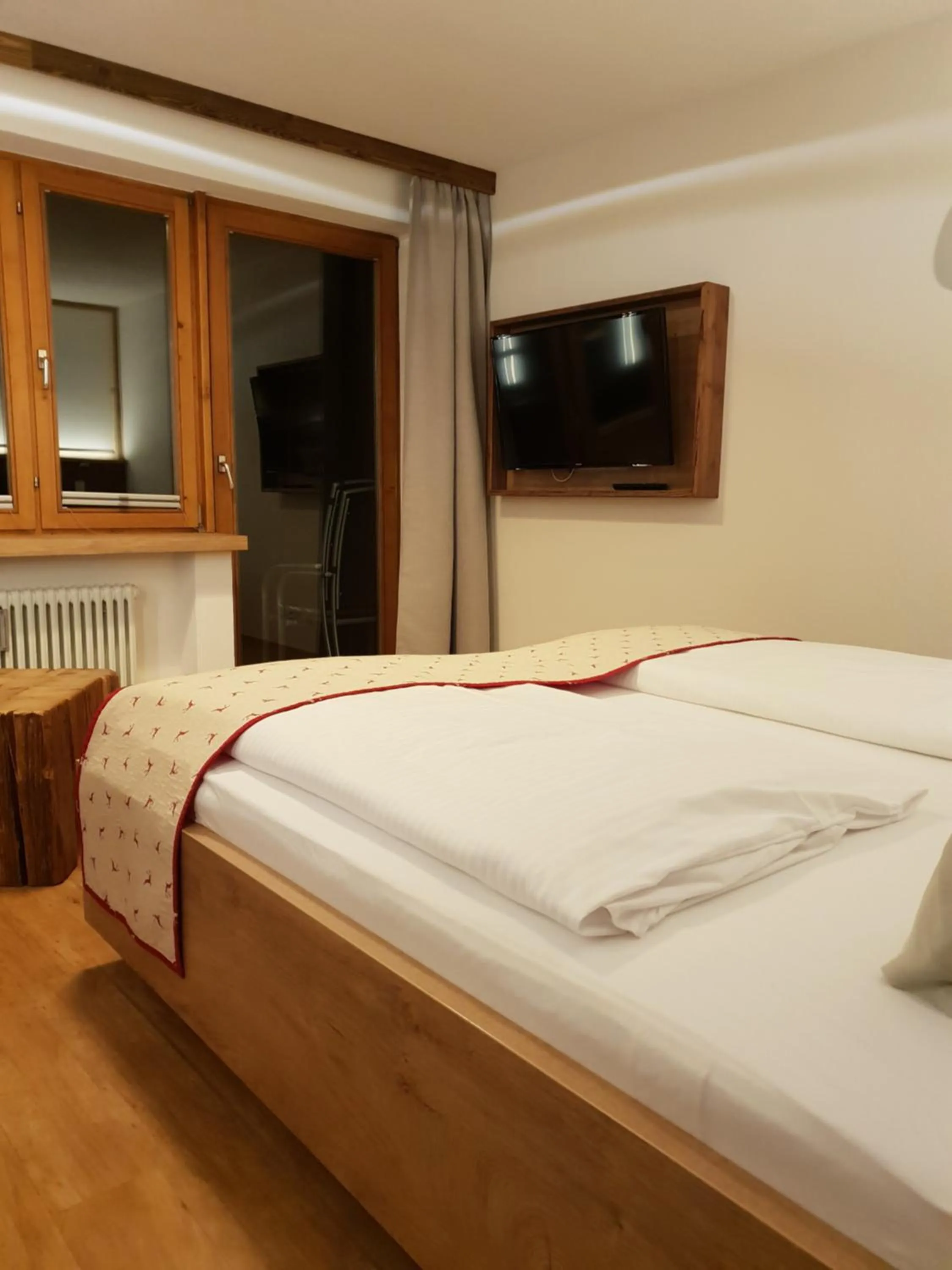 Bedroom, Bed in lustiger Hirsch