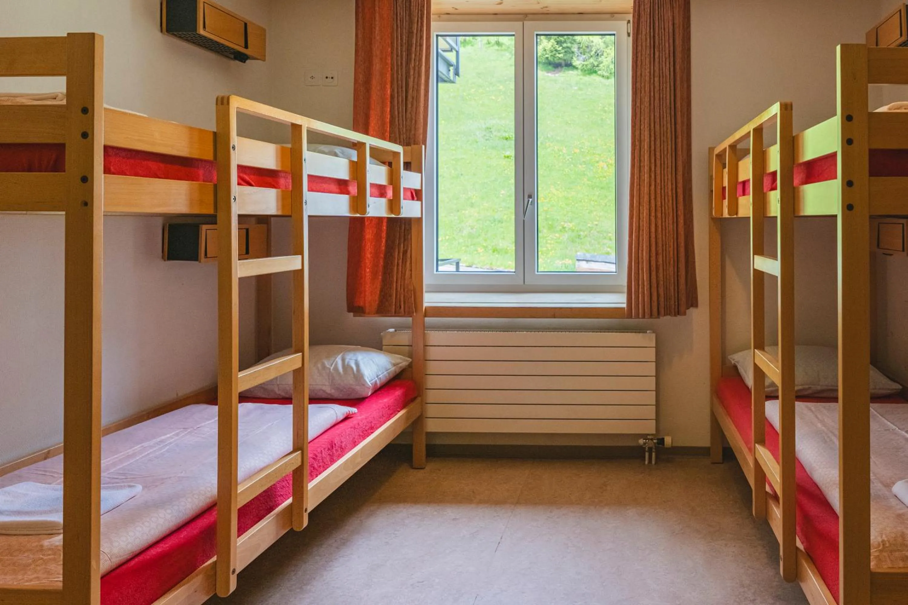 Photo of the whole room, Bed in Davos Youth Hostel