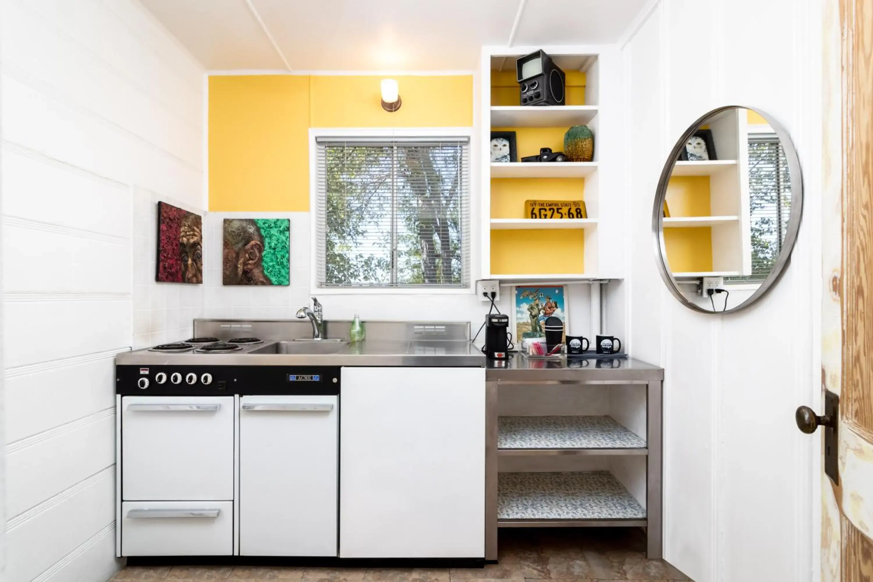 Kitchen or kitchenette, Kitchen/Kitchenette in The Motor Lodge