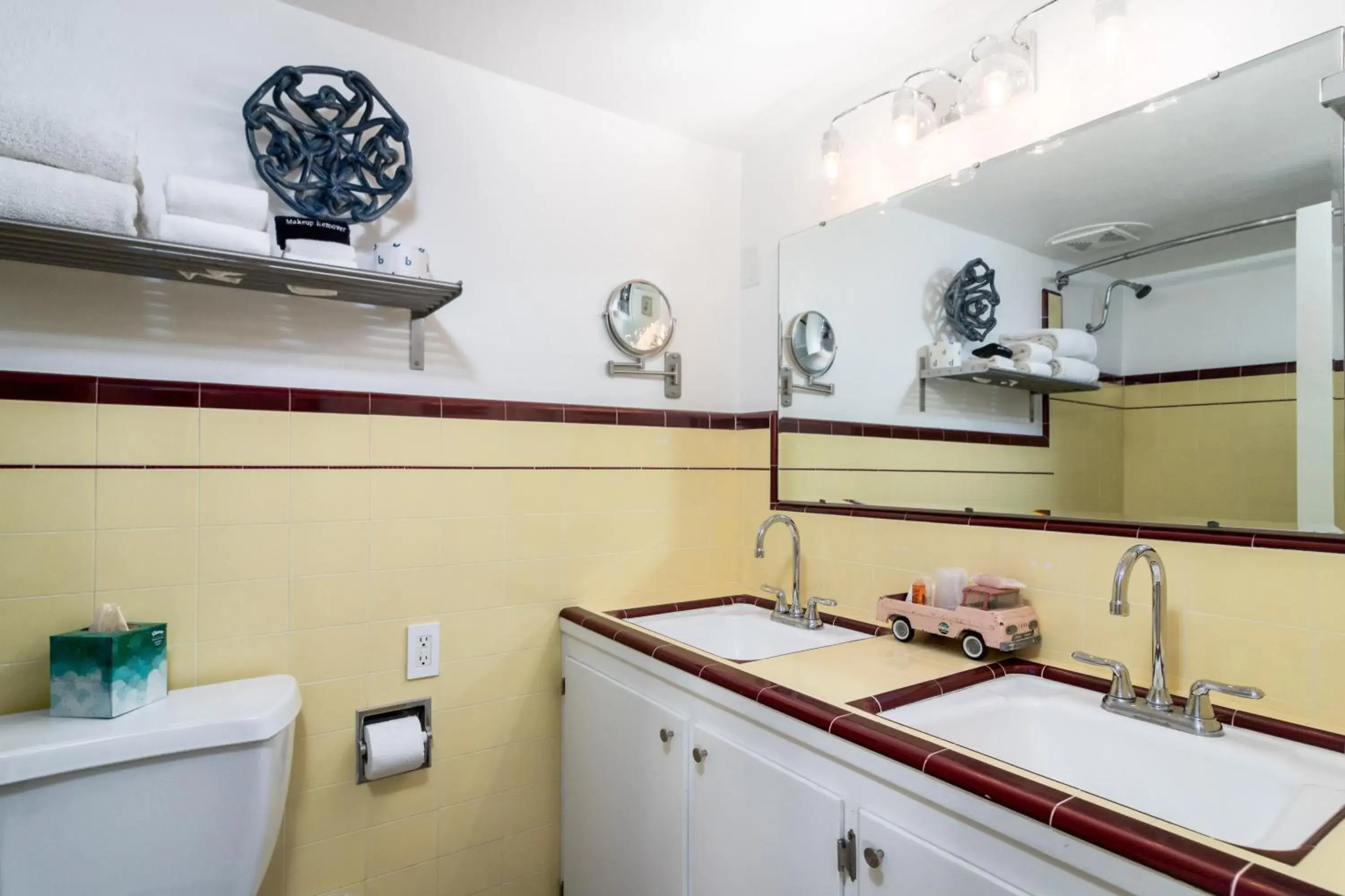 Bathroom, Kitchen/Kitchenette in The Motor Lodge