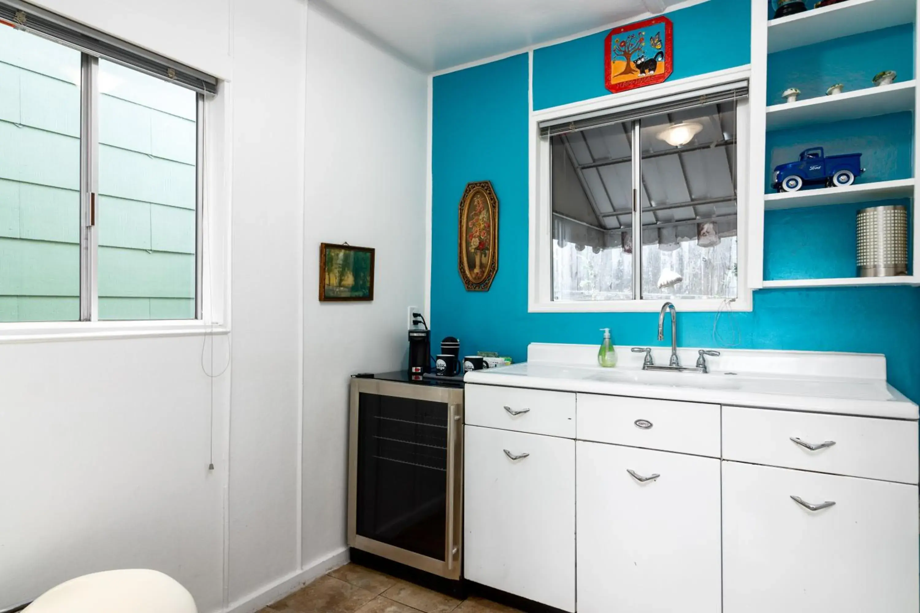 Kitchen or kitchenette, Bathroom in The Motor Lodge