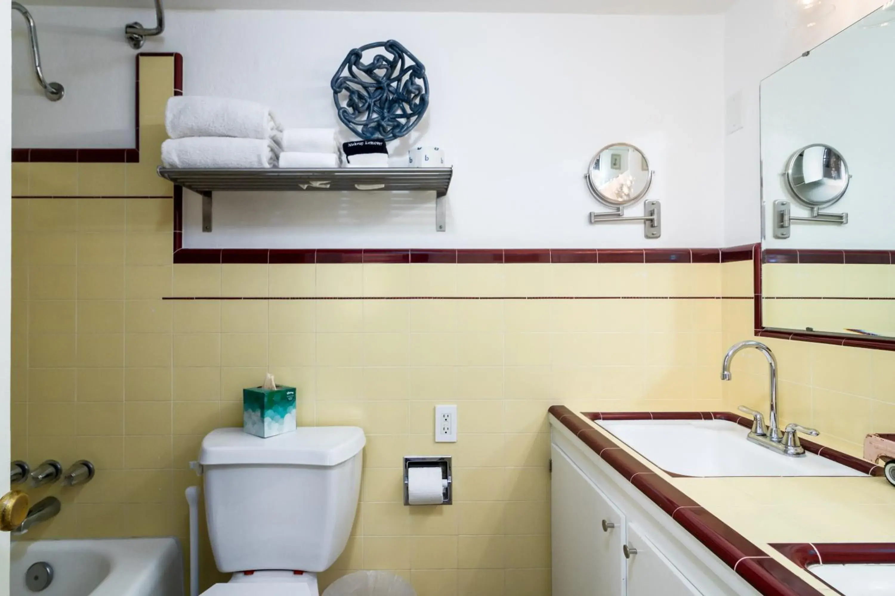 Toilet, Bathroom in The Motor Lodge