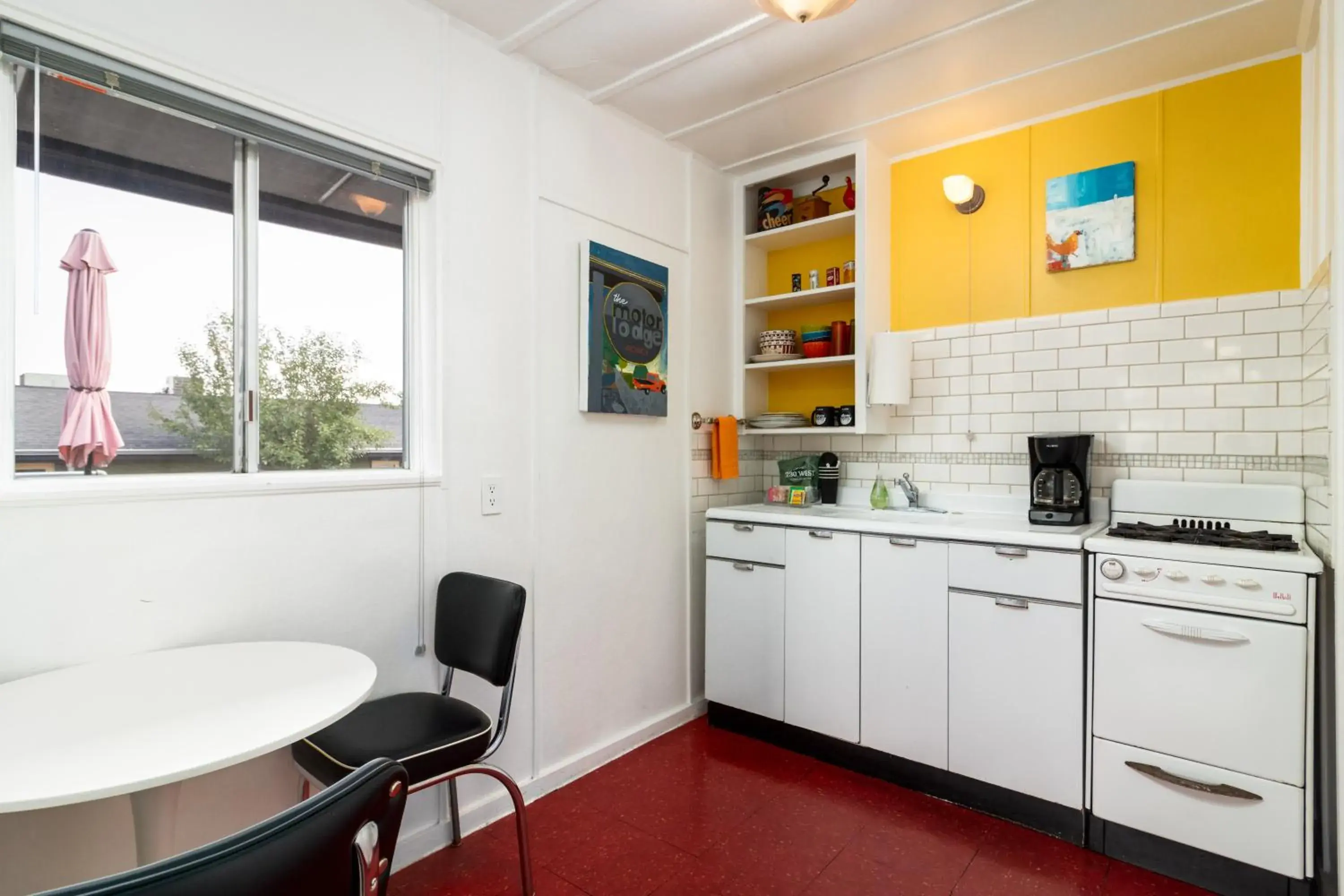 pet friendly, Kitchen/Kitchenette in The Motor Lodge