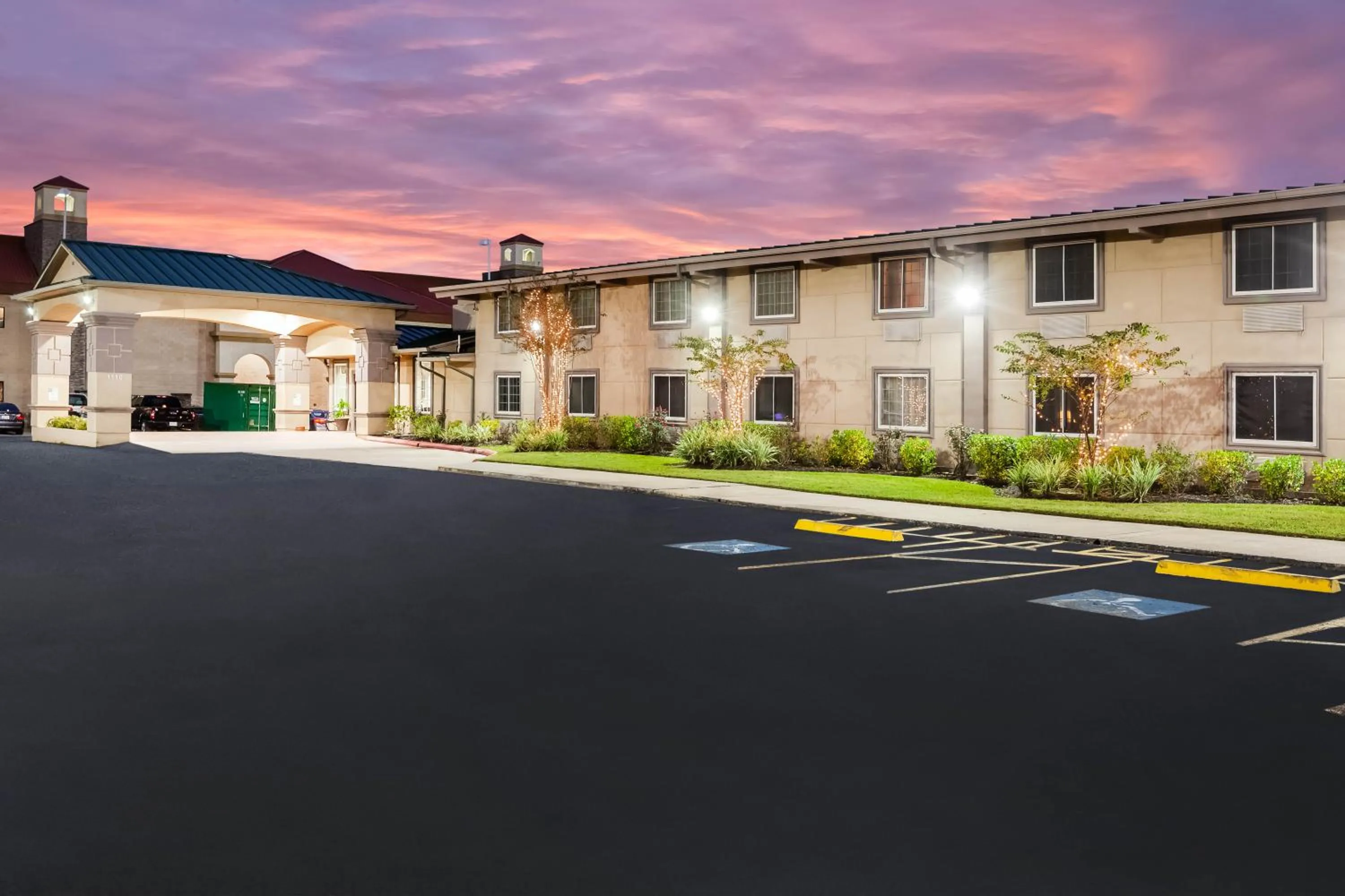 Property building in Super 8 by Wyndham Beaumont I-10 College St