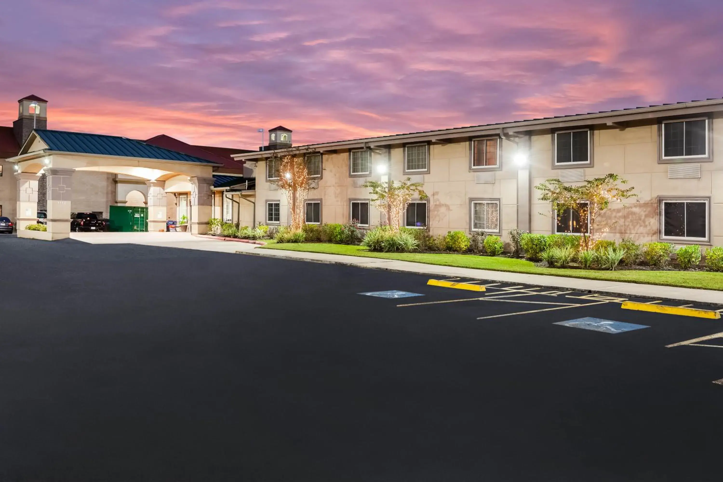 Property building in Super 8 by Wyndham Beaumont I-10 College St Property building in Super 8 by Wyndham Beaumont I-10 College St