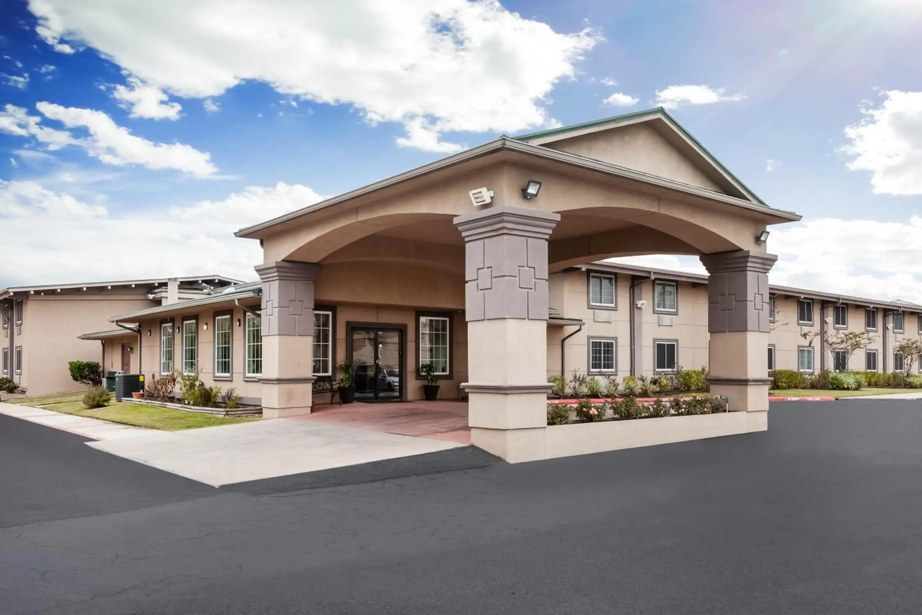 Property building in Super 8 by Wyndham Beaumont I-10 College St Property building in Super 8 by Wyndham Beaumont I-10 College St