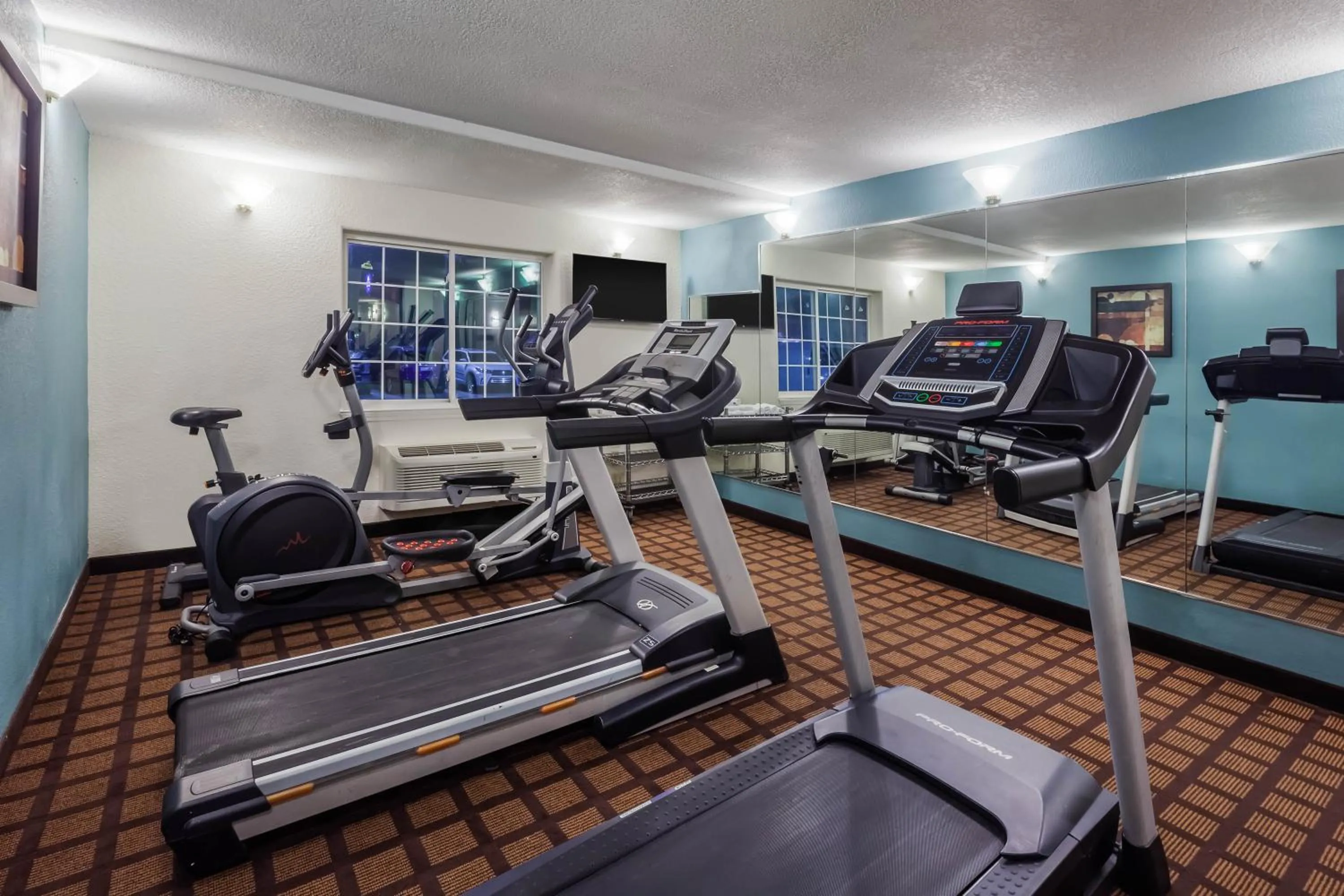 Fitness centre/facilities in Super 8 by Wyndham Beaumont I-10 College St