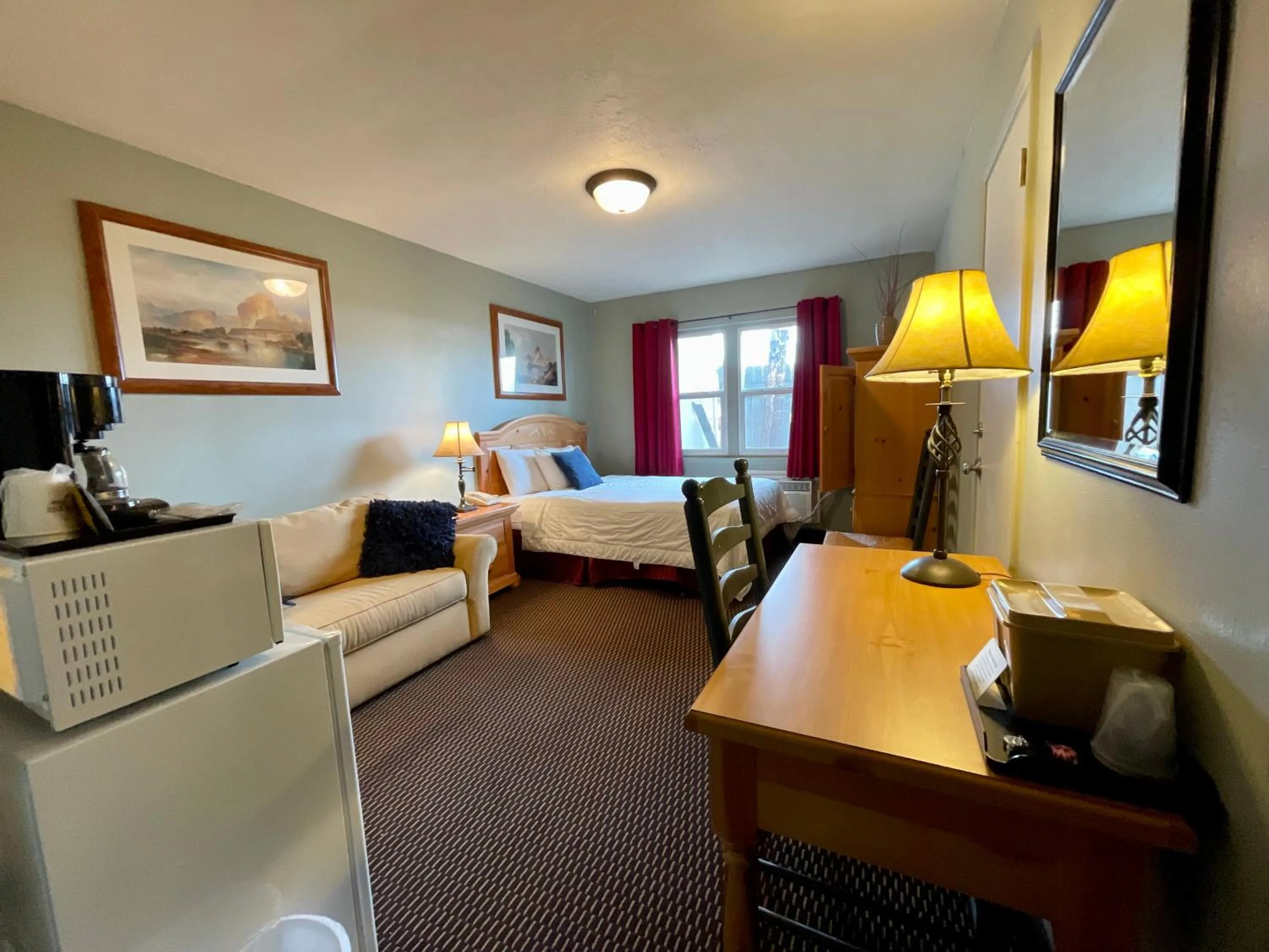 Photo of the whole room, Bed in Rugged Country Lodge