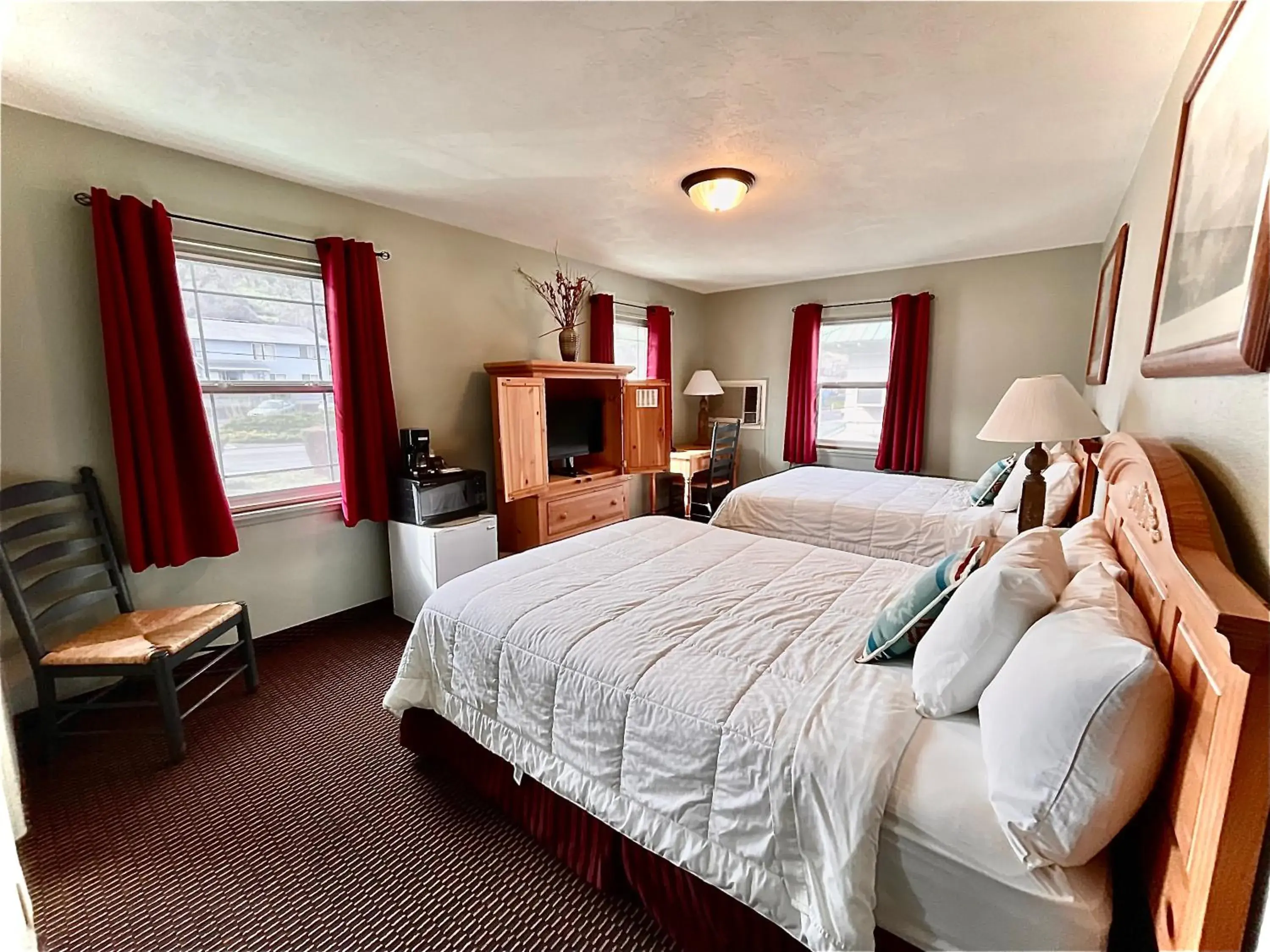 Queen Room with Two Queen Beds in Rugged Country Lodge Queen Room with Two Queen Beds in Rugged Country Lodge