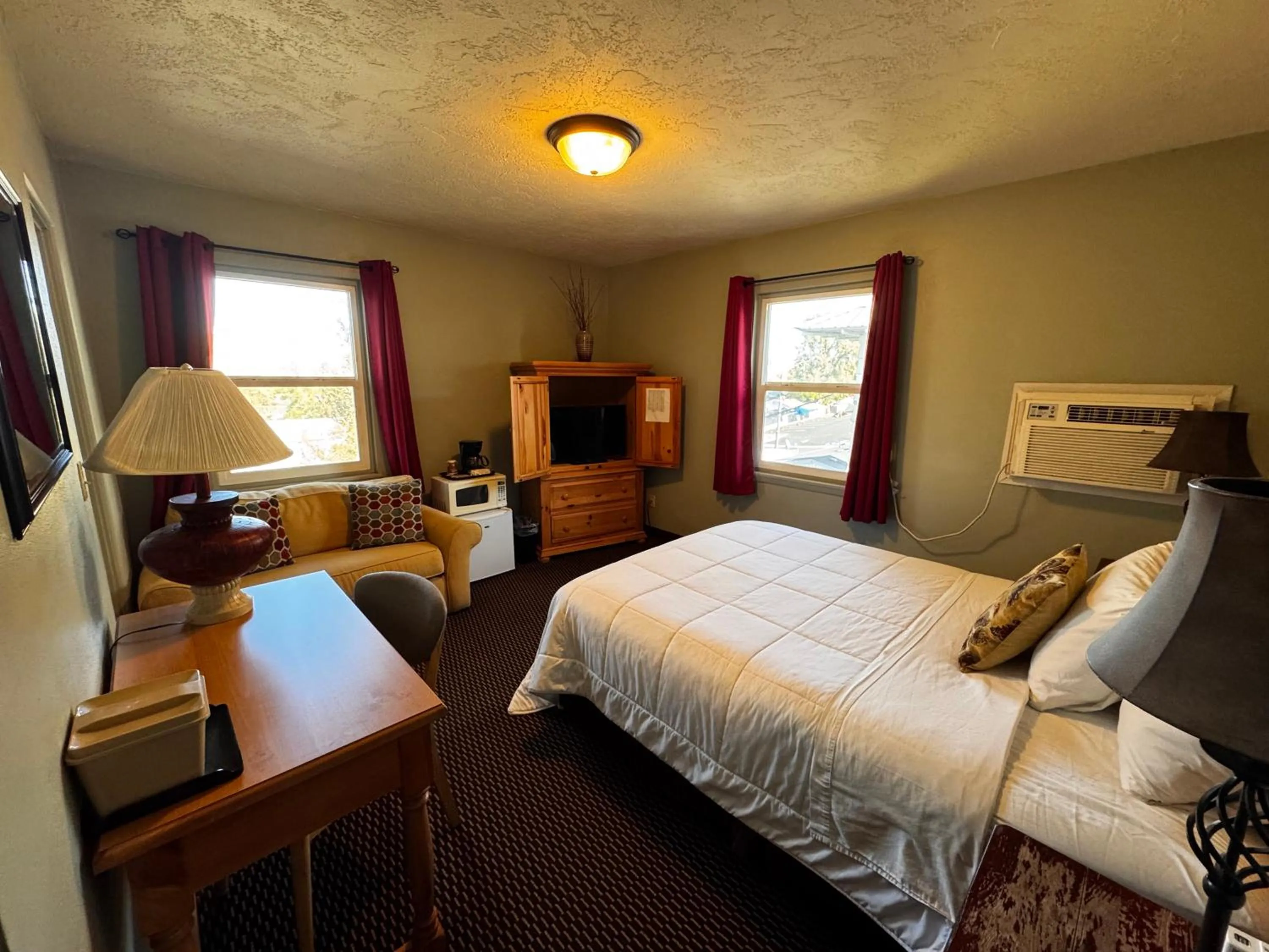 Bed in Rugged Country Lodge