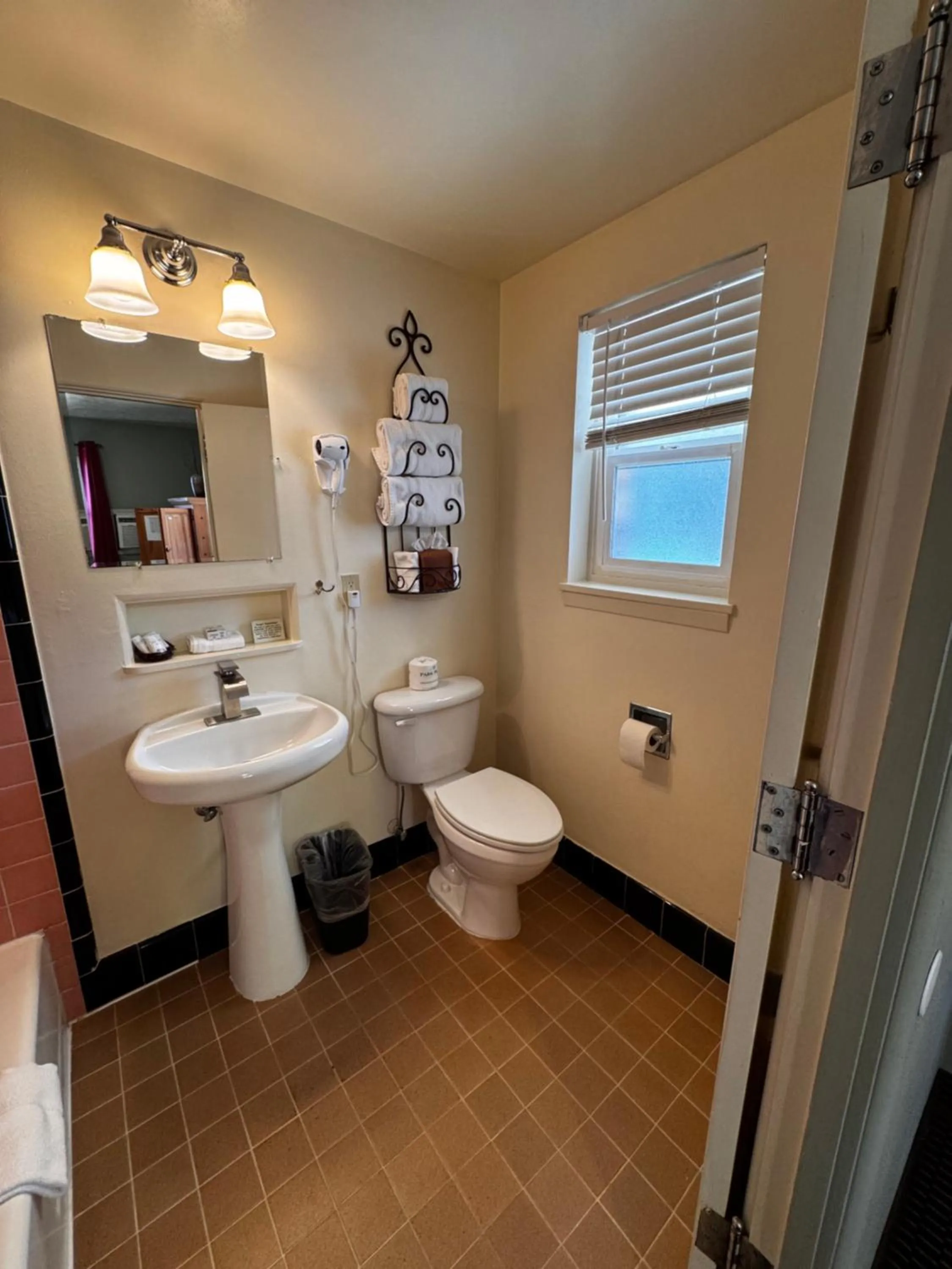 Toilet in Rugged Country Lodge