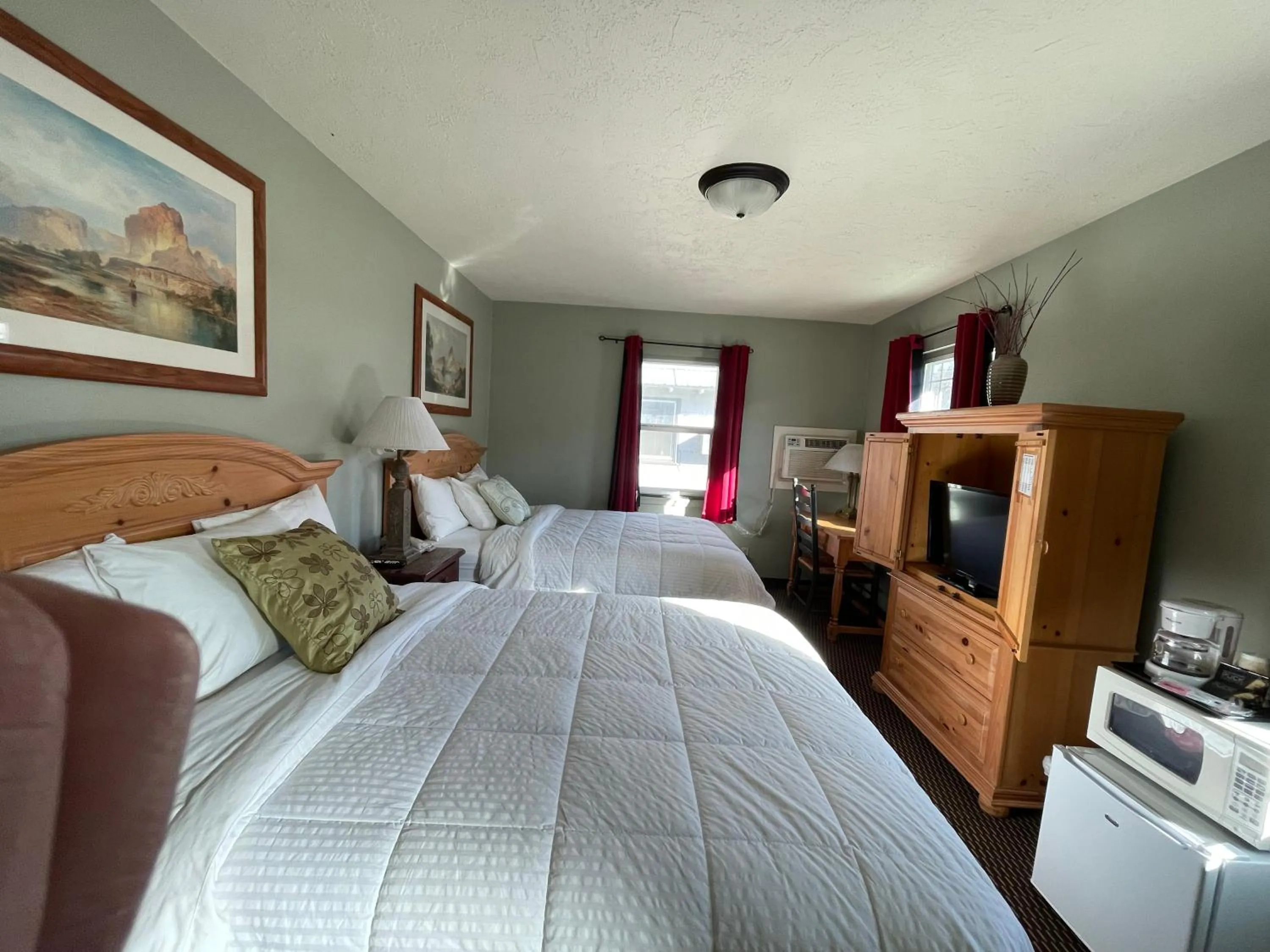 Photo of the whole room, Bed in Rugged Country Lodge
