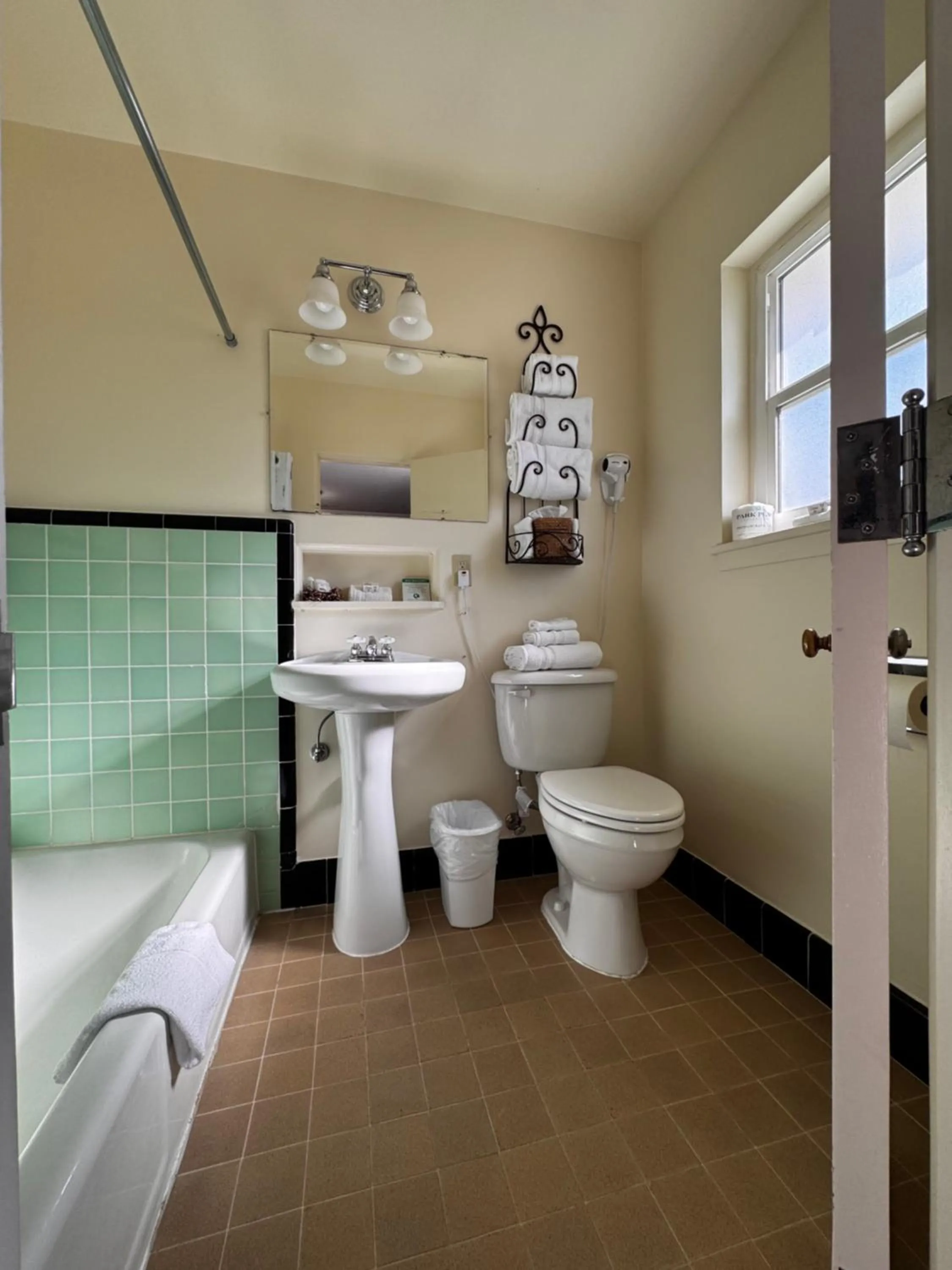 Bath, Bed in Rugged Country Lodge