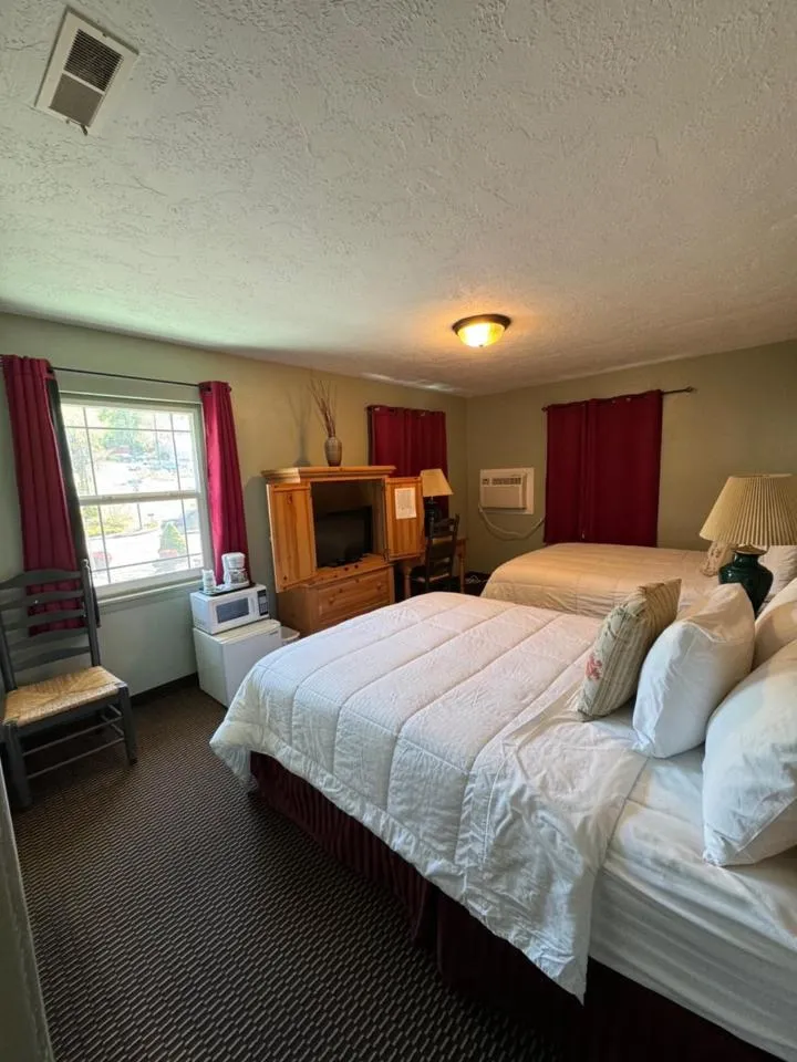 TV and multimedia, Bed in Rugged Country Lodge