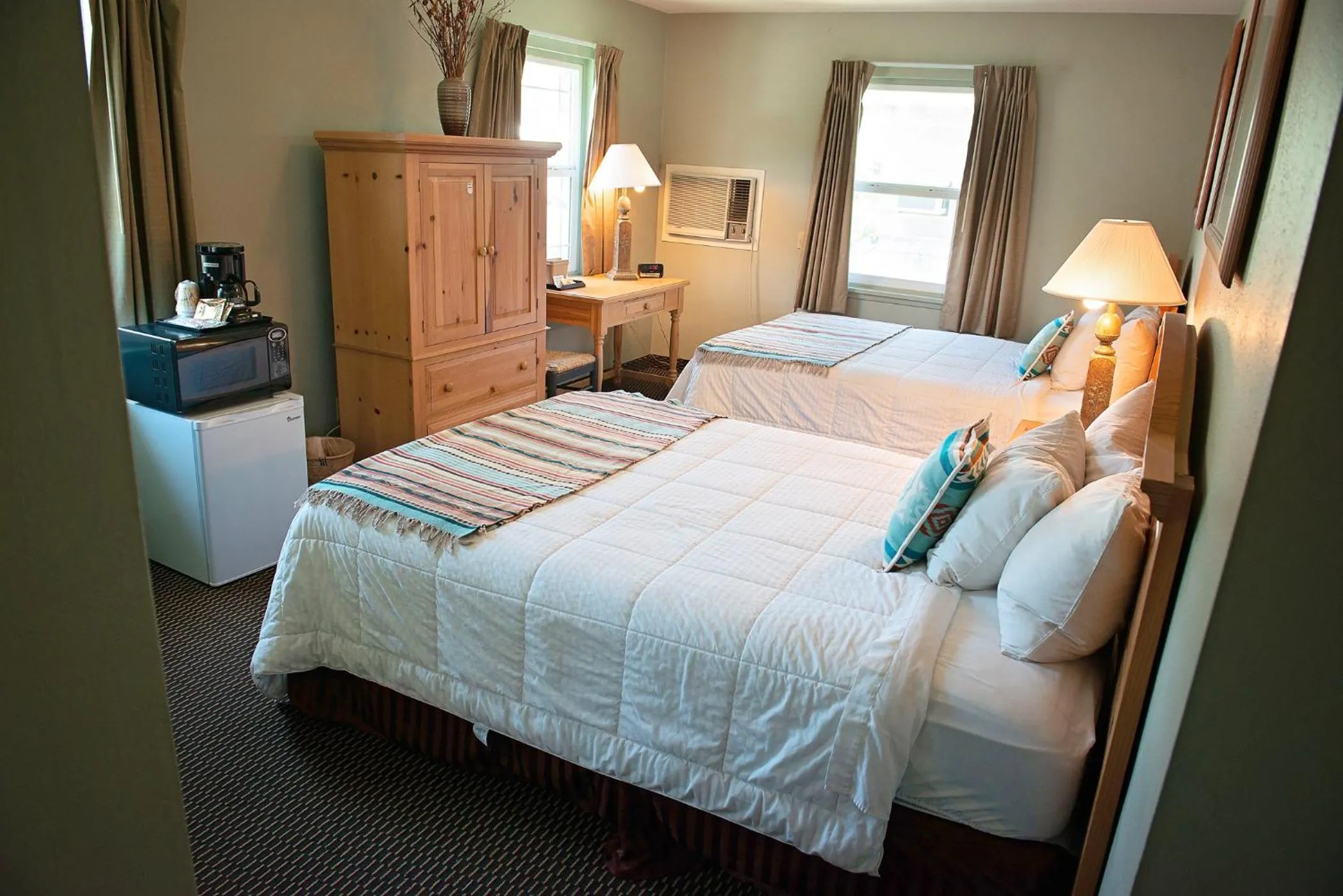 Photo of the whole room, Bed in Rugged Country Lodge